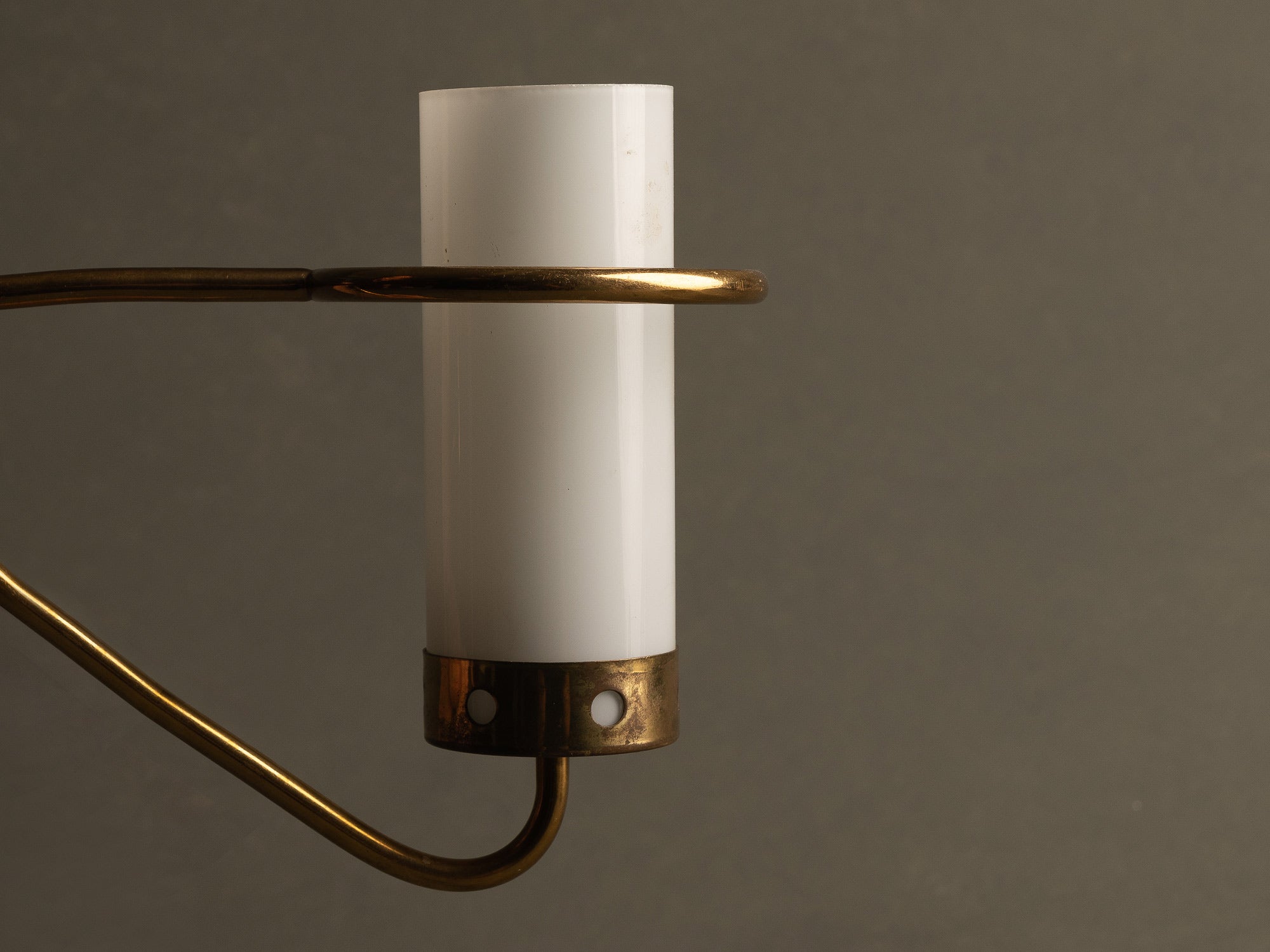 Paire d’appliques modernistes en opaline et laiton perforé, France (vers 1955-60)..Pair of modernist brass and glass wall lights sconces, France (circa 1955-60)