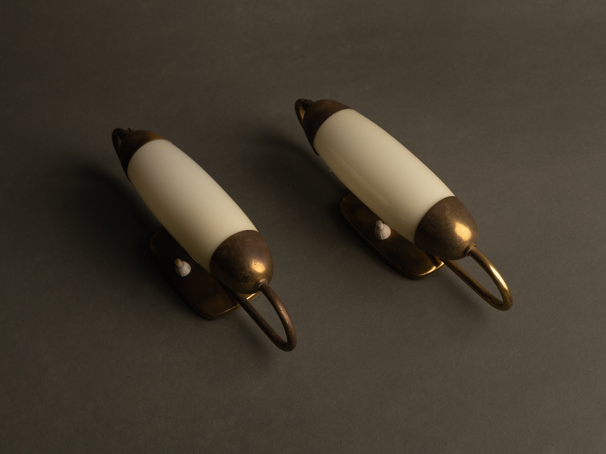 Paire d’appliques modernistes en opaline et laiton, Italie (vers 1945-50)..Pair of modernist brass and glass wall lights sconces, Italie (circa 1945-50)