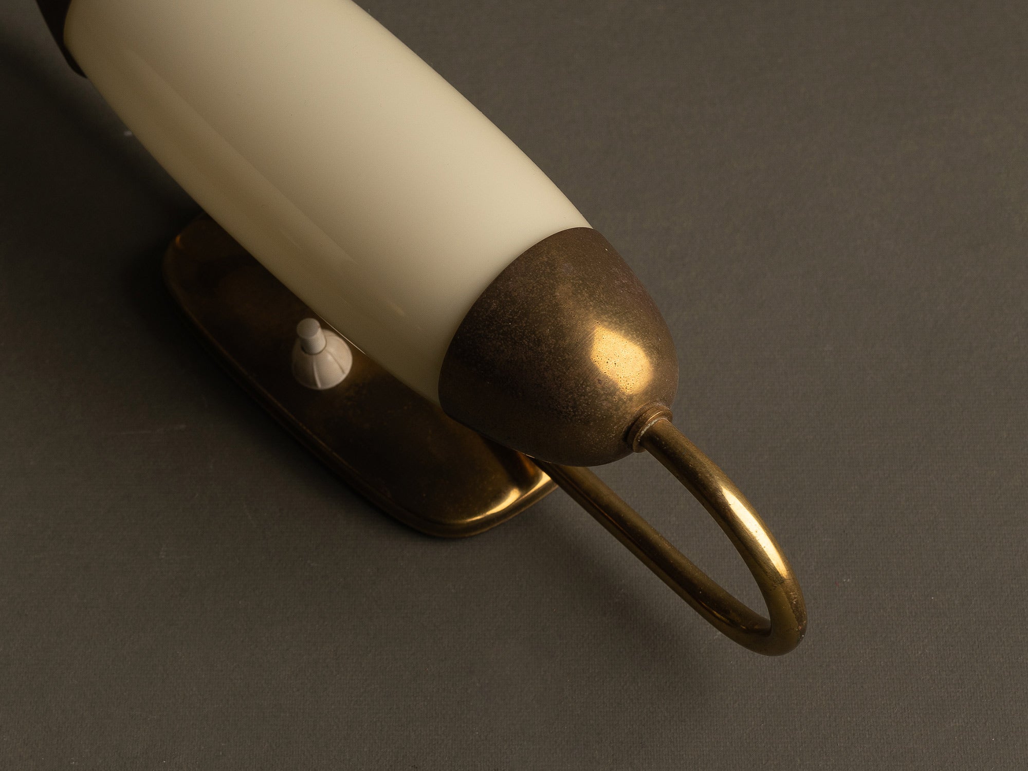 Paire d’appliques modernistes en opaline et laiton, Italie (vers 1945-50)..Pair of modernist brass and glass wall lights sconces, Italie (circa 1945-50)