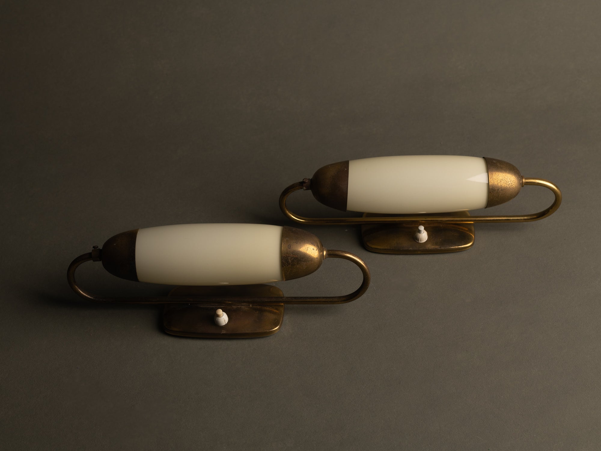 Paire d’appliques modernistes en opaline et laiton, Italie (vers 1945-50)..Pair of modernist brass and glass wall lights sconces, Italie (circa 1945-50)