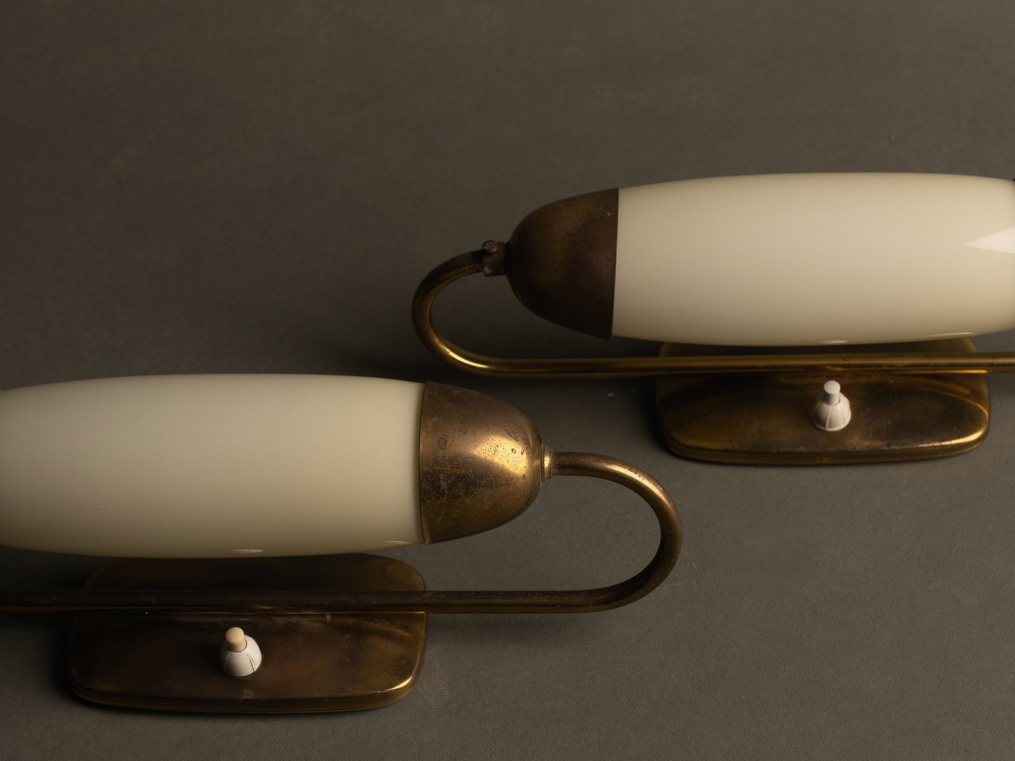 Paire d’appliques modernistes en opaline et laiton, Italie (vers 1945-50)..Pair of modernist brass and glass wall lights sconces, Italie (circa 1945-50)