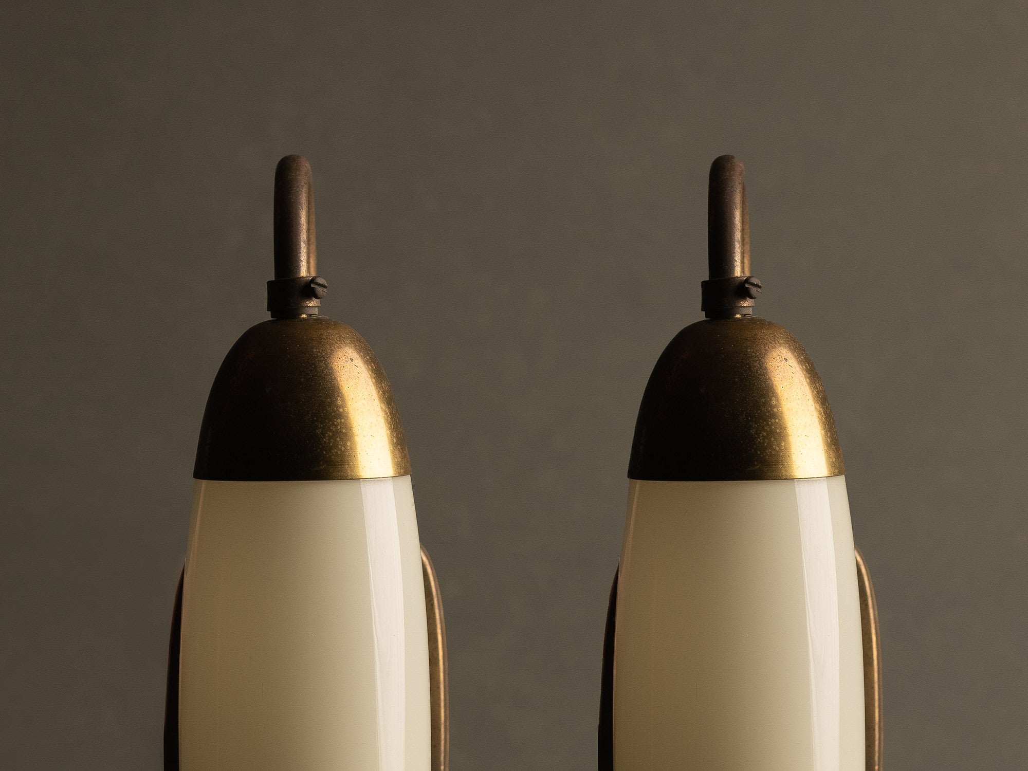 Paire d’appliques modernistes en opaline et laiton, Italie (vers 1945-50)..Pair of modernist brass and glass wall lights sconces, Italie (circa 1945-50)