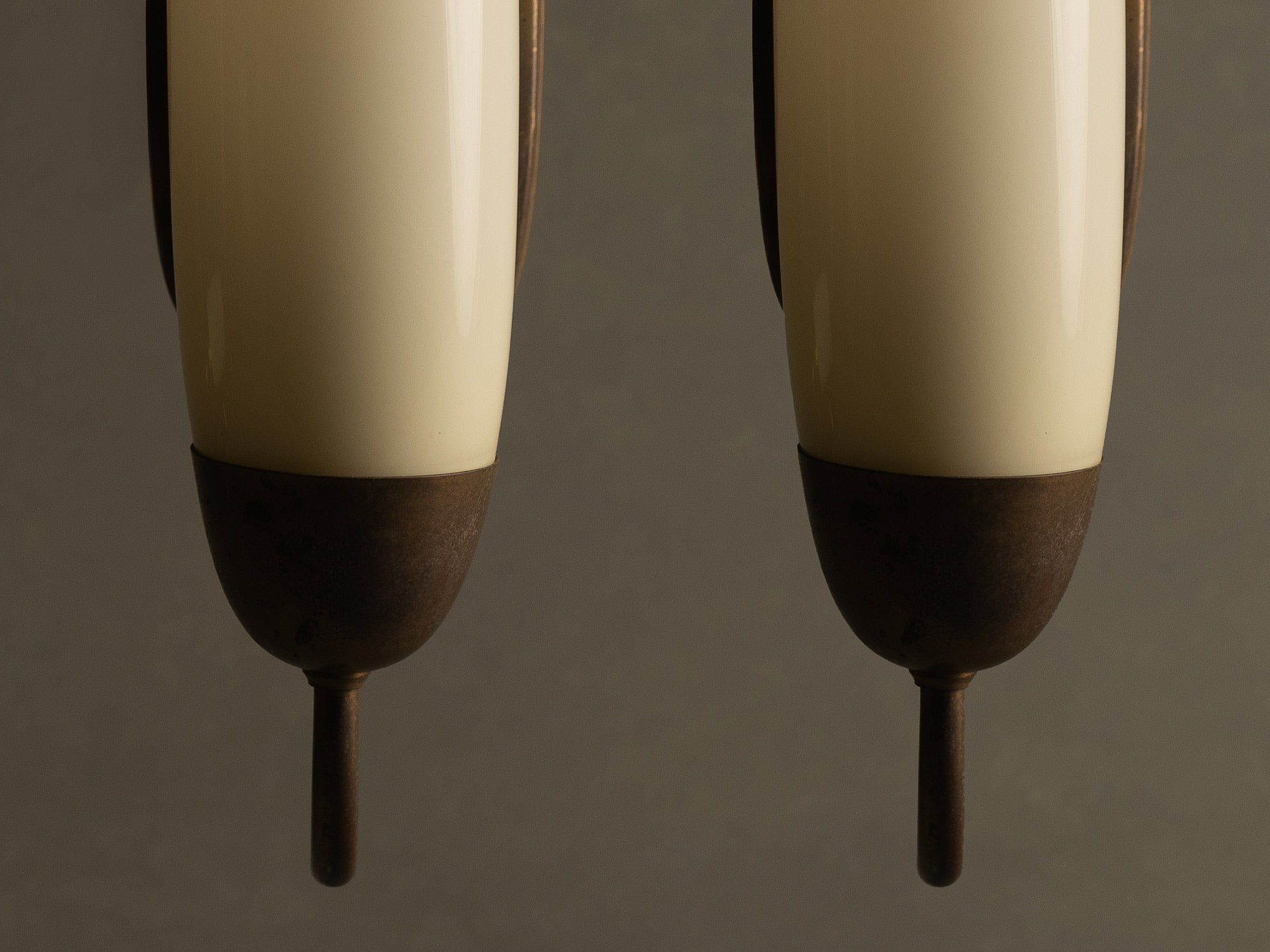 Paire d’appliques modernistes en opaline et laiton, Italie (vers 1945-50)..Pair of modernist brass and glass wall lights sconces, Italie (circa 1945-50)