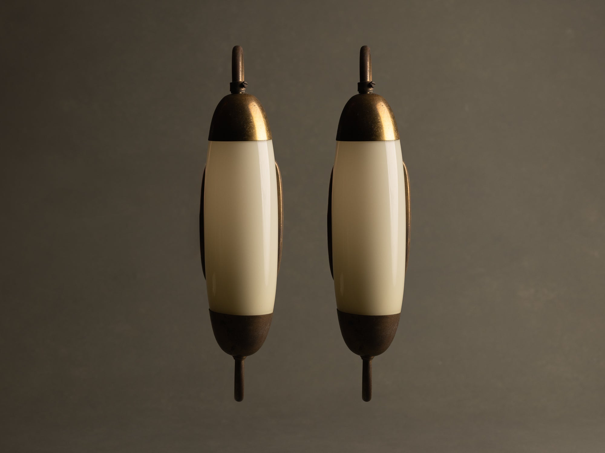 Paire d’appliques modernistes en opaline et laiton, Italie (vers 1945-50)..Pair of modernist brass and glass wall lights sconces, Italie (circa 1945-50)