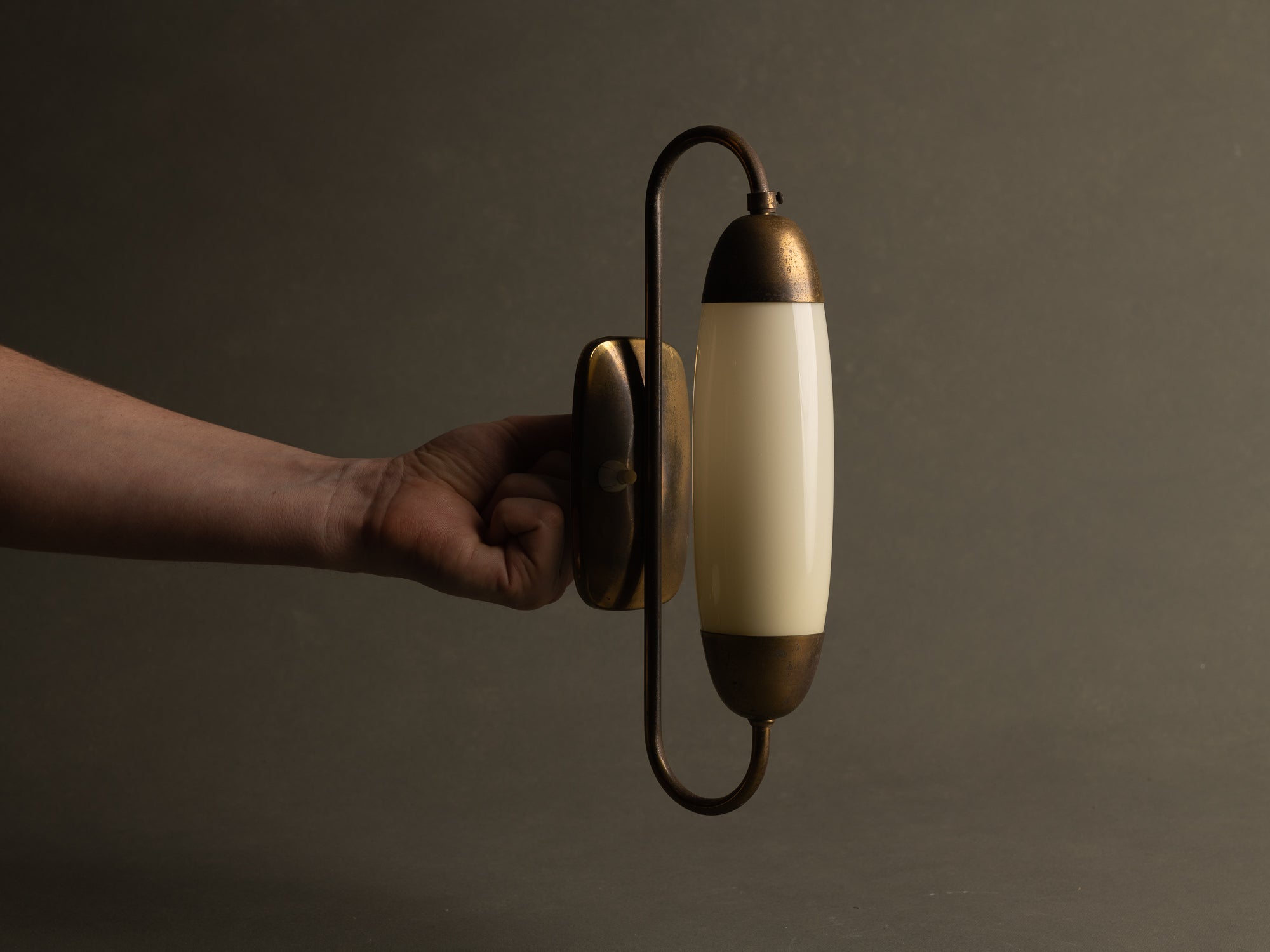 Paire d’appliques modernistes en opaline et laiton, Italie (vers 1945-50)..Pair of modernist brass and glass wall lights sconces, Italie (circa 1945-50)