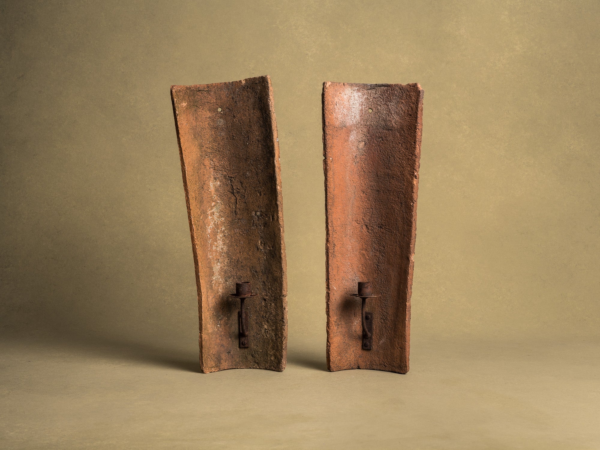 Mitate, paire d'appliques murales à bougies en tuiles méditerranéennes, France (milieu du XXe siècle)..Mitate, pair of wall sconces / candle holders made from Mediterranean tiles, France (mid-20th century)