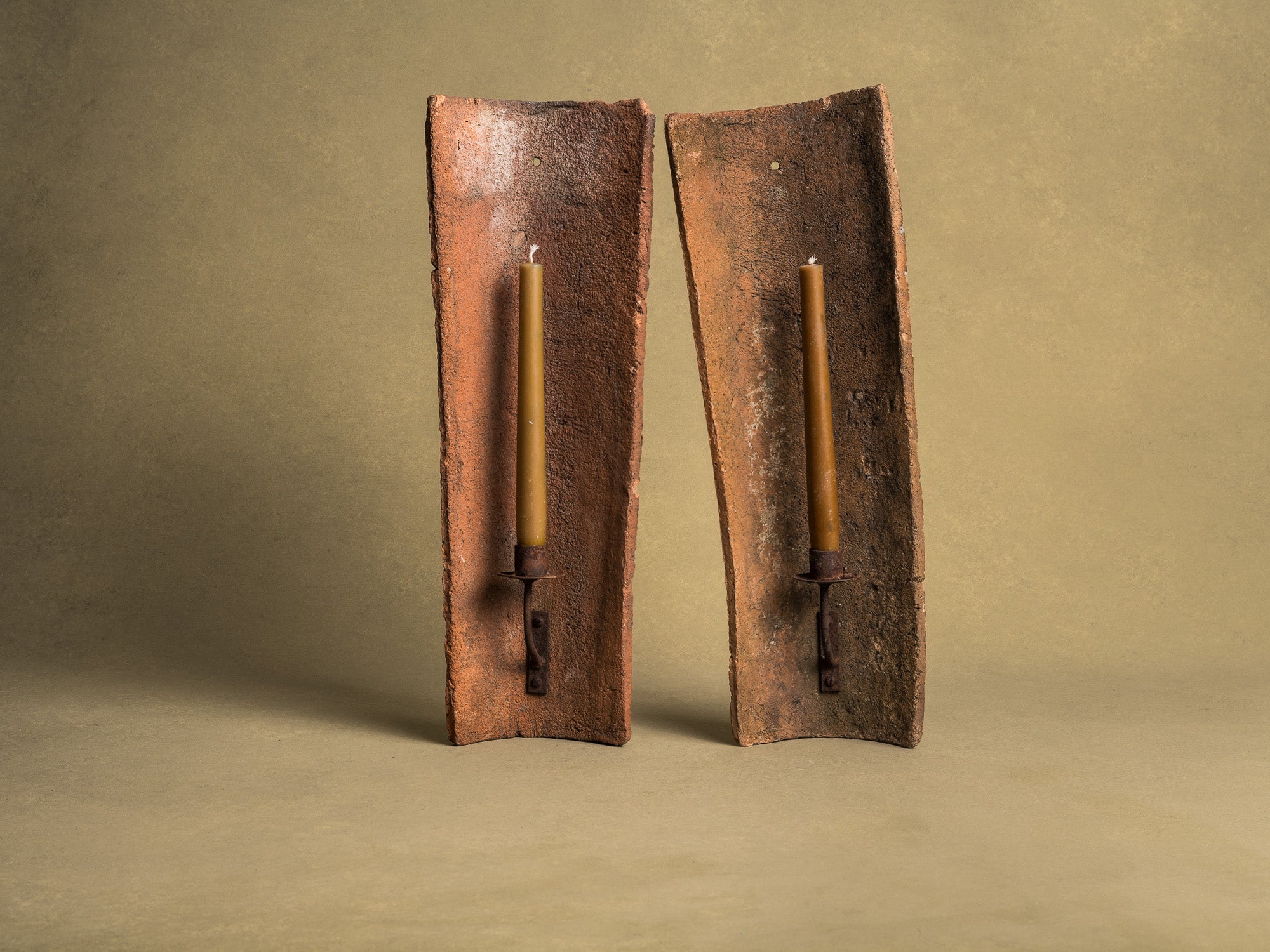 Mitate, paire d'appliques murales à bougies en tuiles méditerranéennes, France (milieu du XXe siècle)..Mitate, pair of wall sconces / candle holders made from Mediterranean tiles, France (mid-20th century)