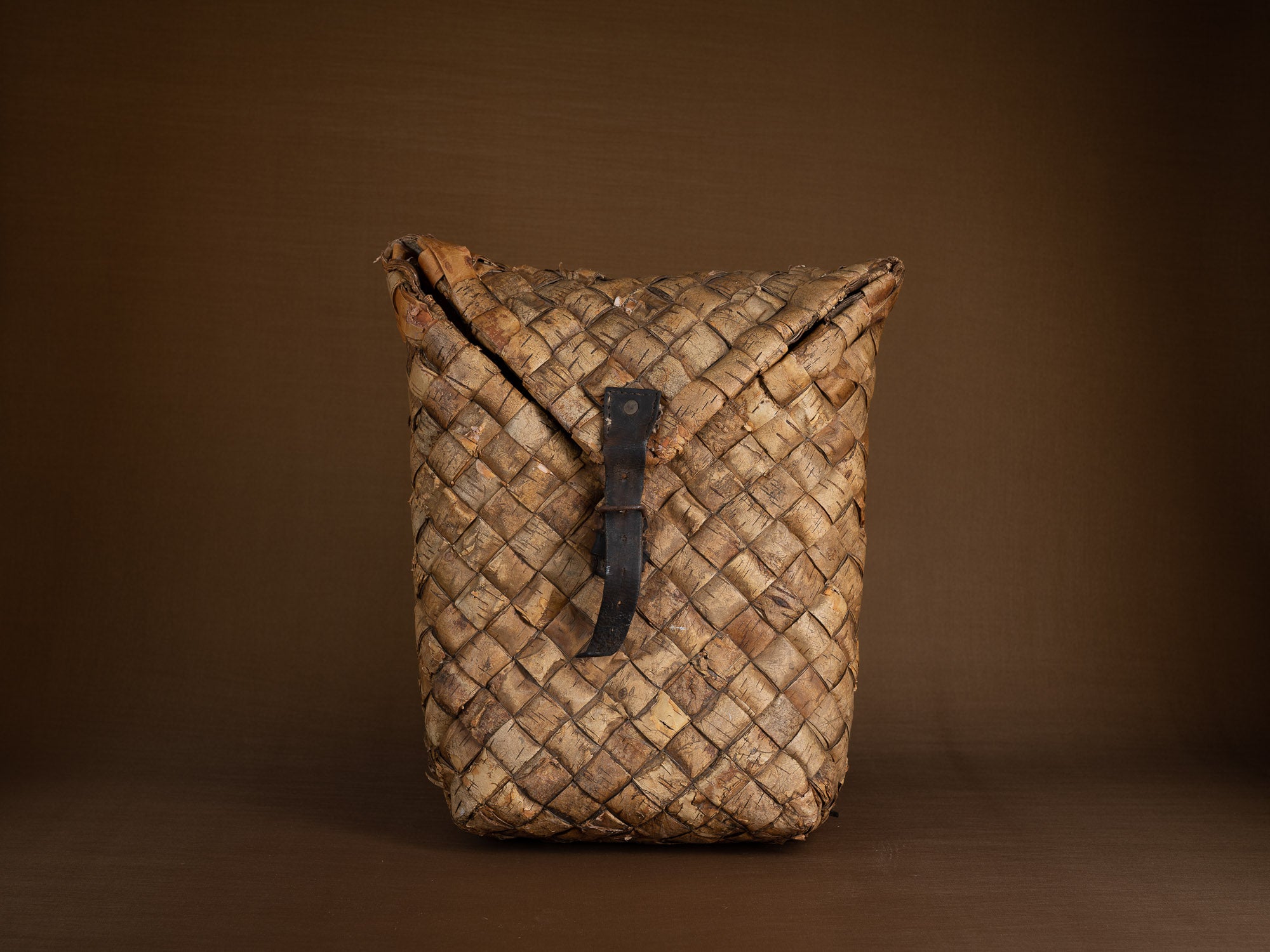 Sac à dos en vannerie d'écorce de bouleau, Suède (Début du XXe siècle)..Birch basketwork backpack, Sweden (early 20th century)