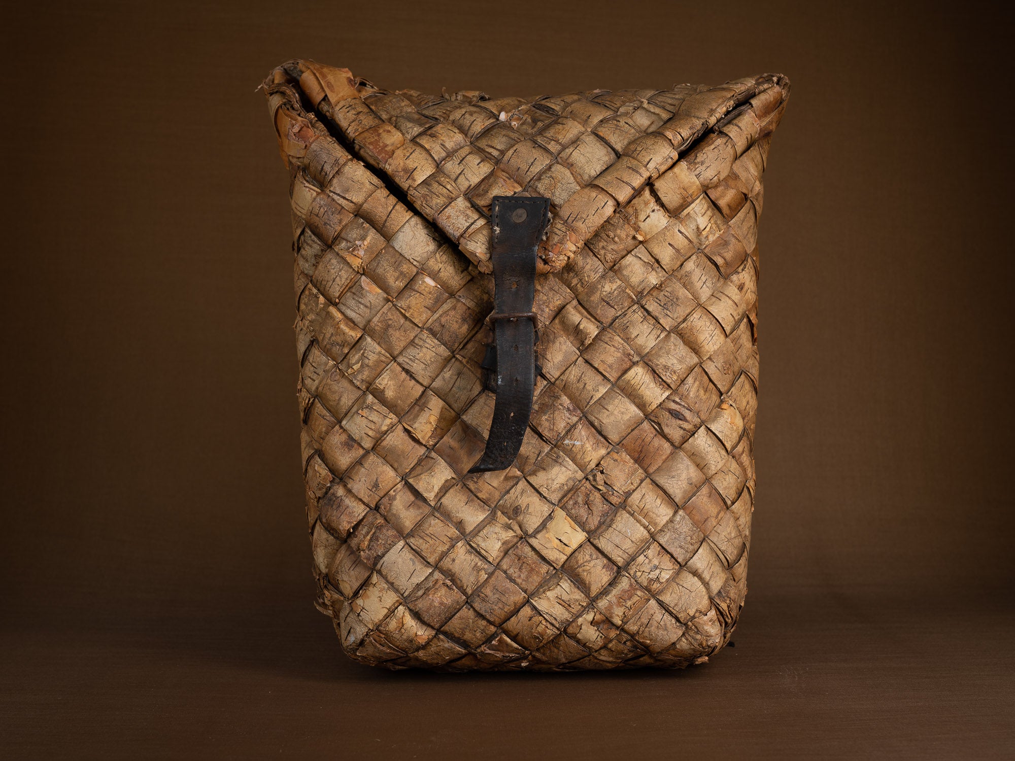 Sac à dos en vannerie d'écorce de bouleau, Suède (Début du XXe siècle)..Birch basketwork backpack, Sweden (early 20th century)