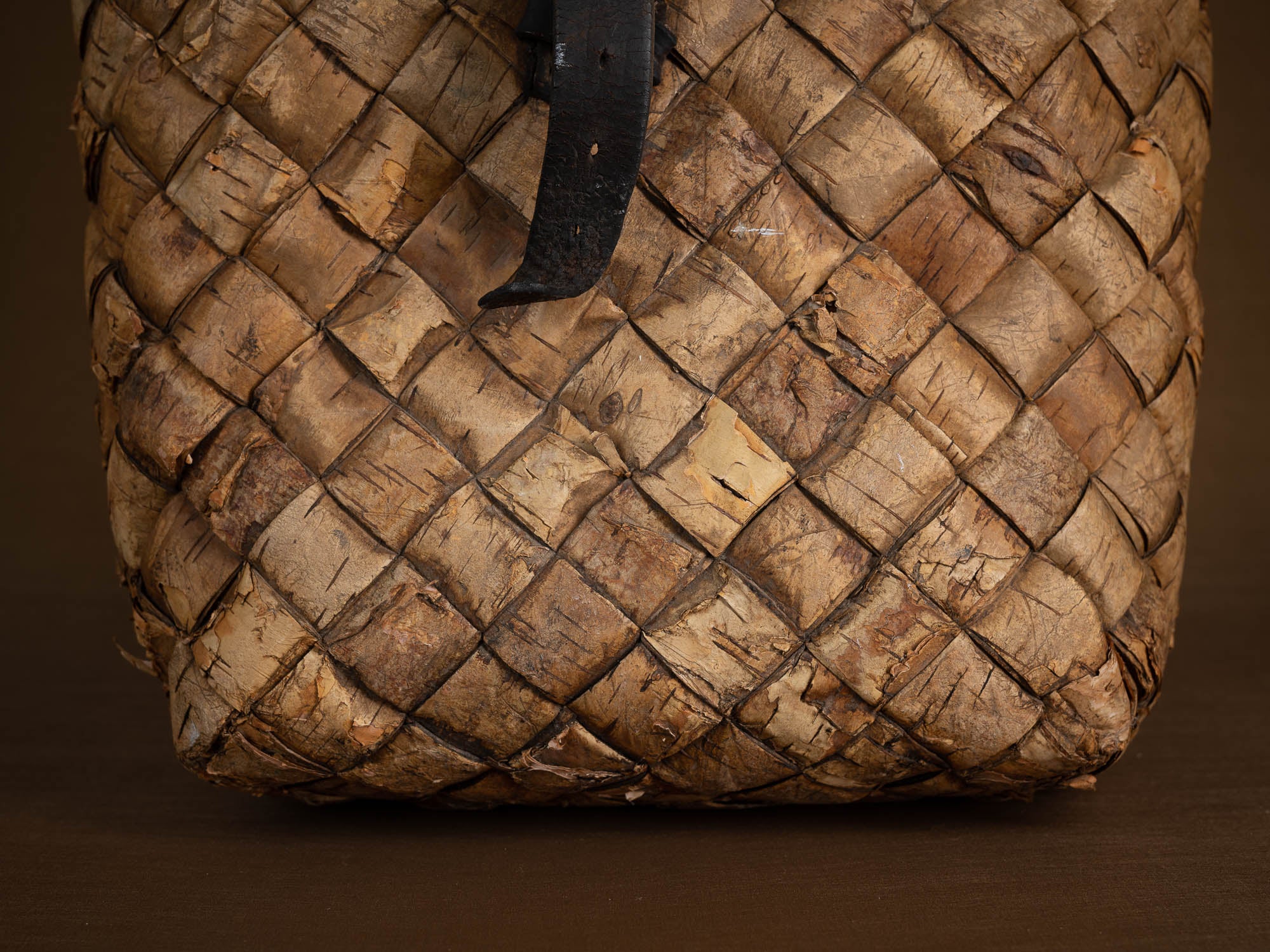 Sac à dos en vannerie d'écorce de bouleau, Suède (Début du XXe siècle)..Birch basketwork backpack, Sweden (early 20th century)