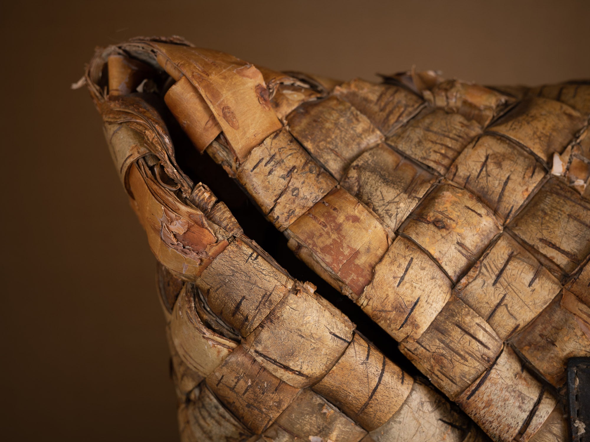 Sac à dos en vannerie d'écorce de bouleau, Suède (Début du XXe siècle)..Birch basketwork backpack, Sweden (early 20th century)