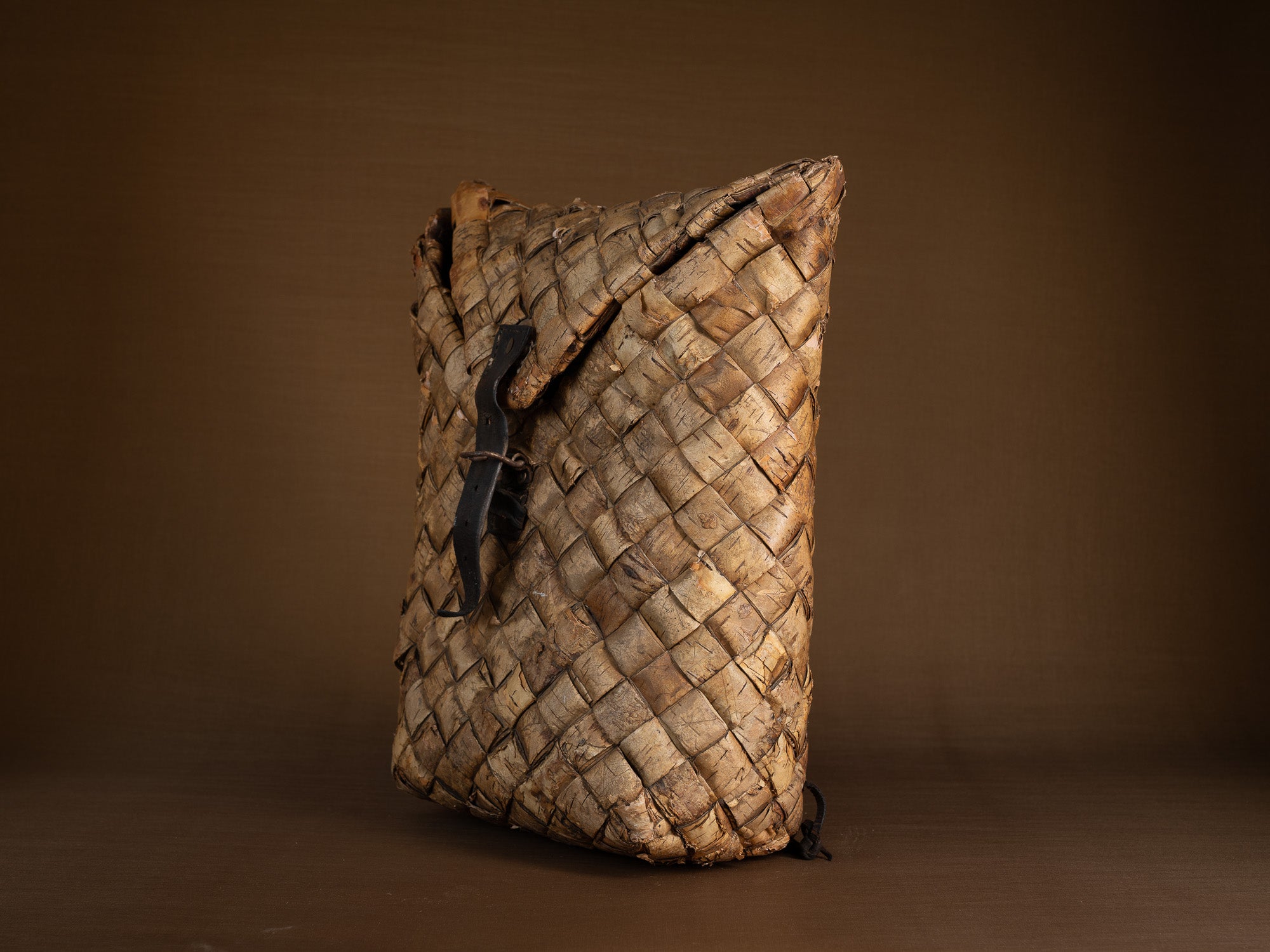 Sac à dos en vannerie d'écorce de bouleau, Suède (Début du XXe siècle)..Birch basketwork backpack, Sweden (early 20th century)