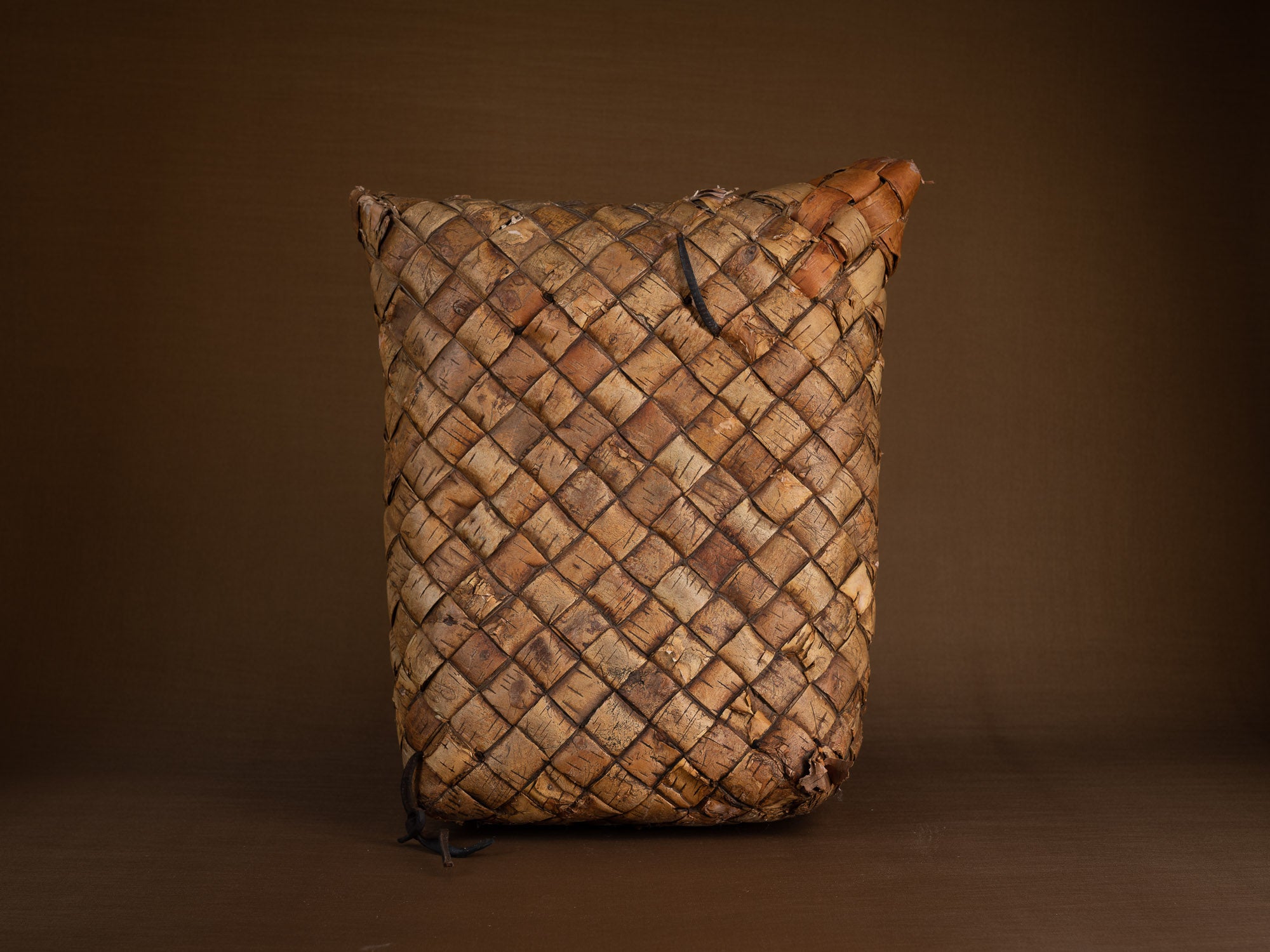 Sac à dos en vannerie d'écorce de bouleau, Suède (Début du XXe siècle)..Birch basketwork backpack, Sweden (early 20th century)