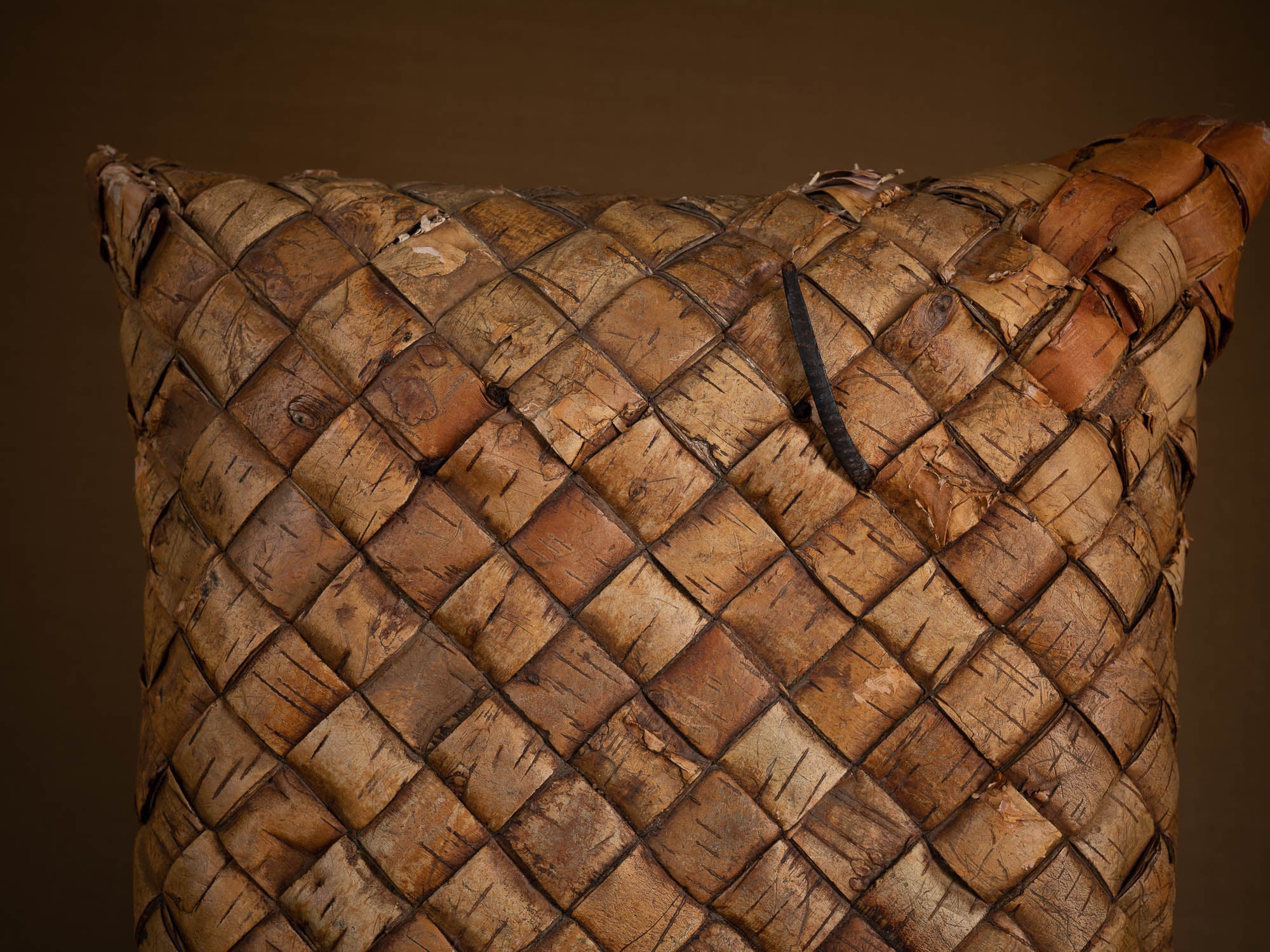 Sac à dos en vannerie d'écorce de bouleau, Suède (Début du XXe siècle)..Birch basketwork backpack, Sweden (early 20th century)