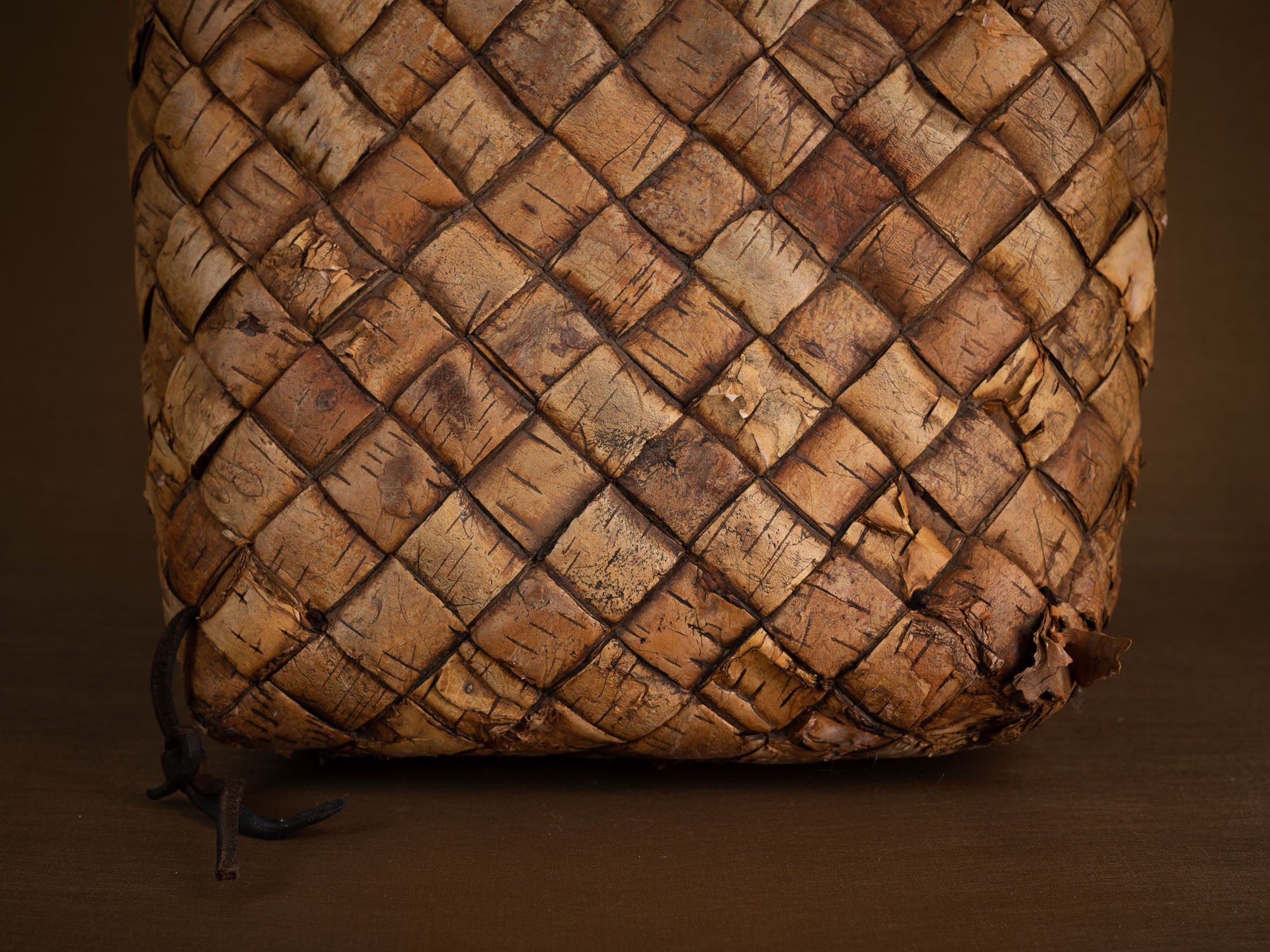 Sac à dos en vannerie d'écorce de bouleau, Suède (Début du XXe siècle)..Birch basketwork backpack, Sweden (early 20th century)