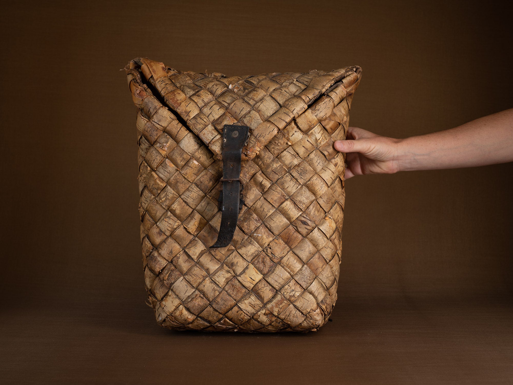 Sac à dos en vannerie d'écorce de bouleau, Suède (Début du XXe siècle)..Birch basketwork backpack, Sweden (early 20th century)