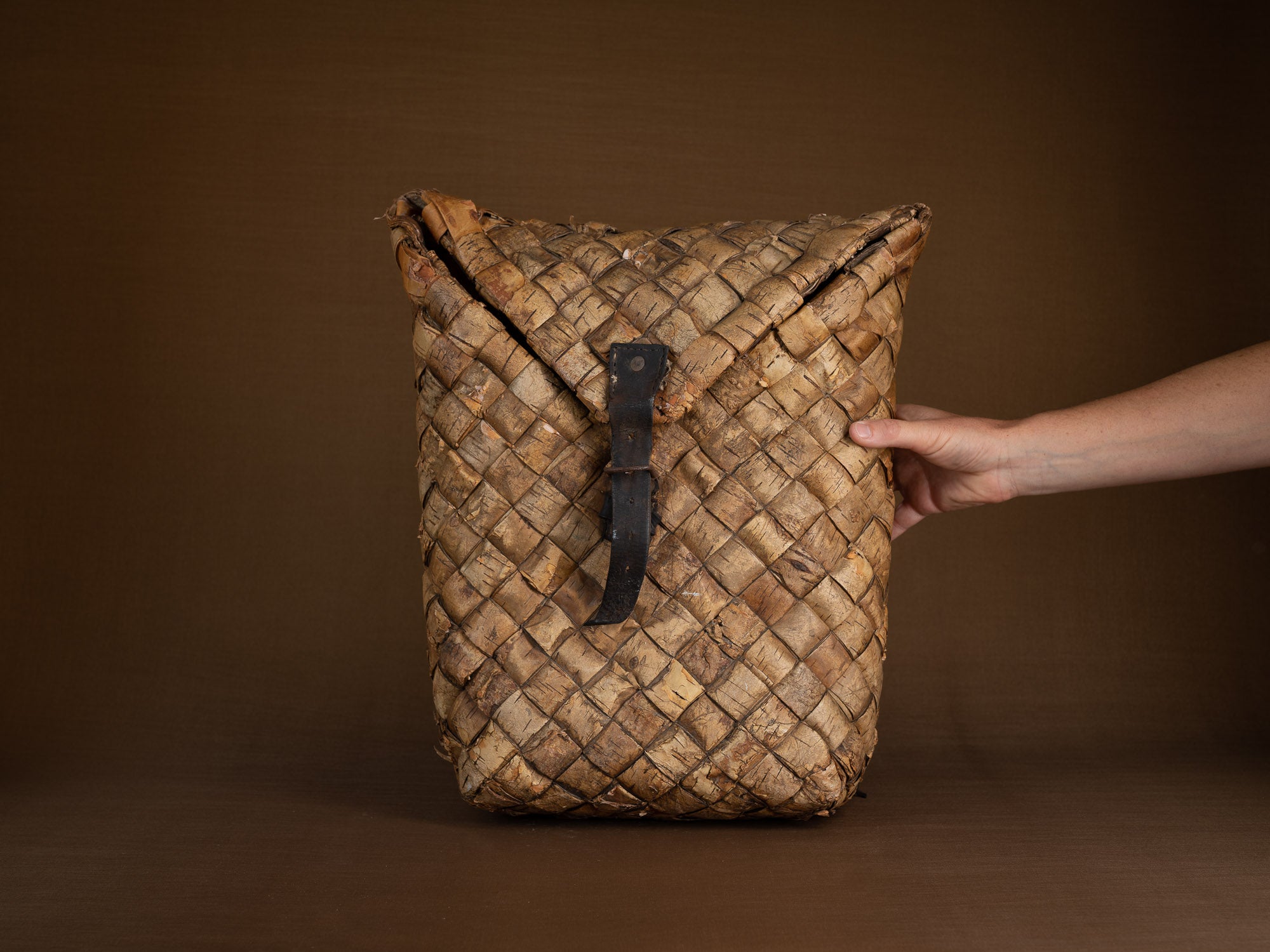 Sac à dos en vannerie d'écorce de bouleau, Suède (Début du XXe siècle)..Birch basketwork backpack, Sweden (early 20th century)