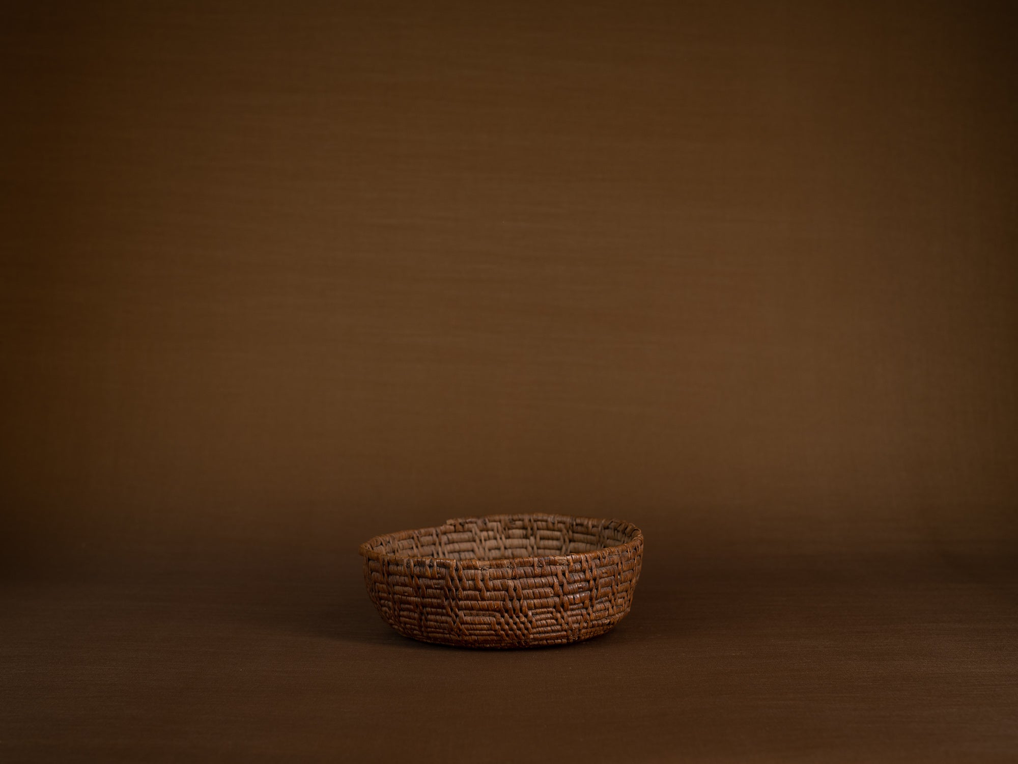 Coupe en vannerie de racine de bouleau, Suède (XIXe siècle)..Birch root basketry cup, Sweden (19th century)
