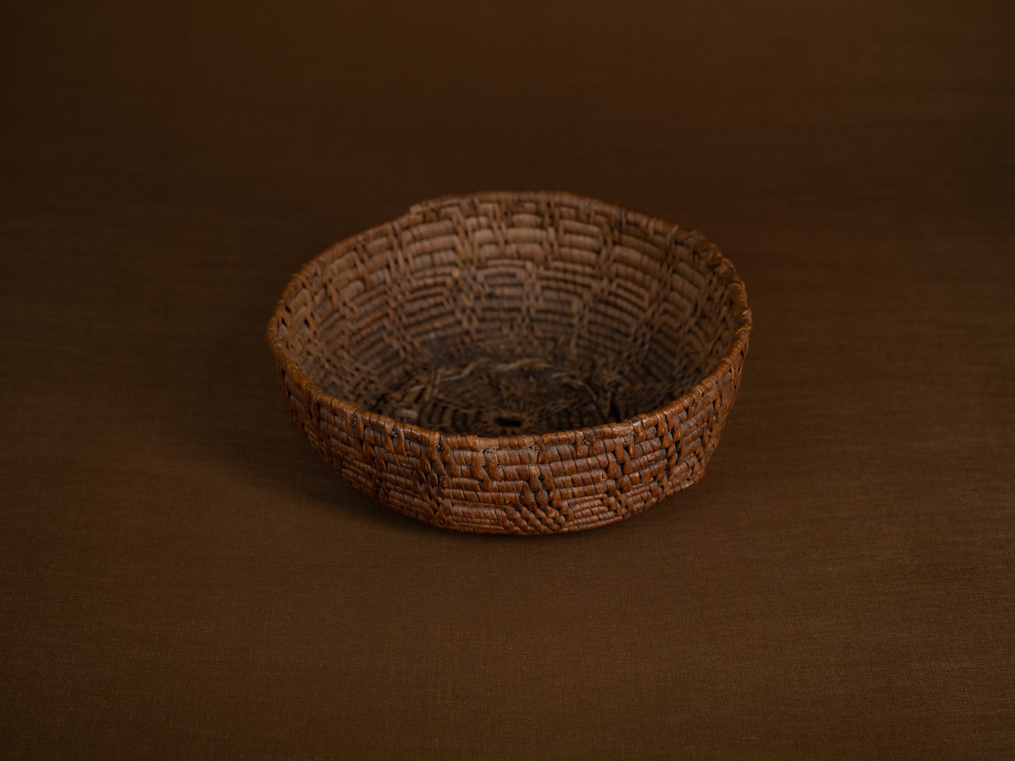 Coupe en vannerie de racine de bouleau, Suède (XIXe siècle)..Birch root basketry cup, Sweden (19th century)