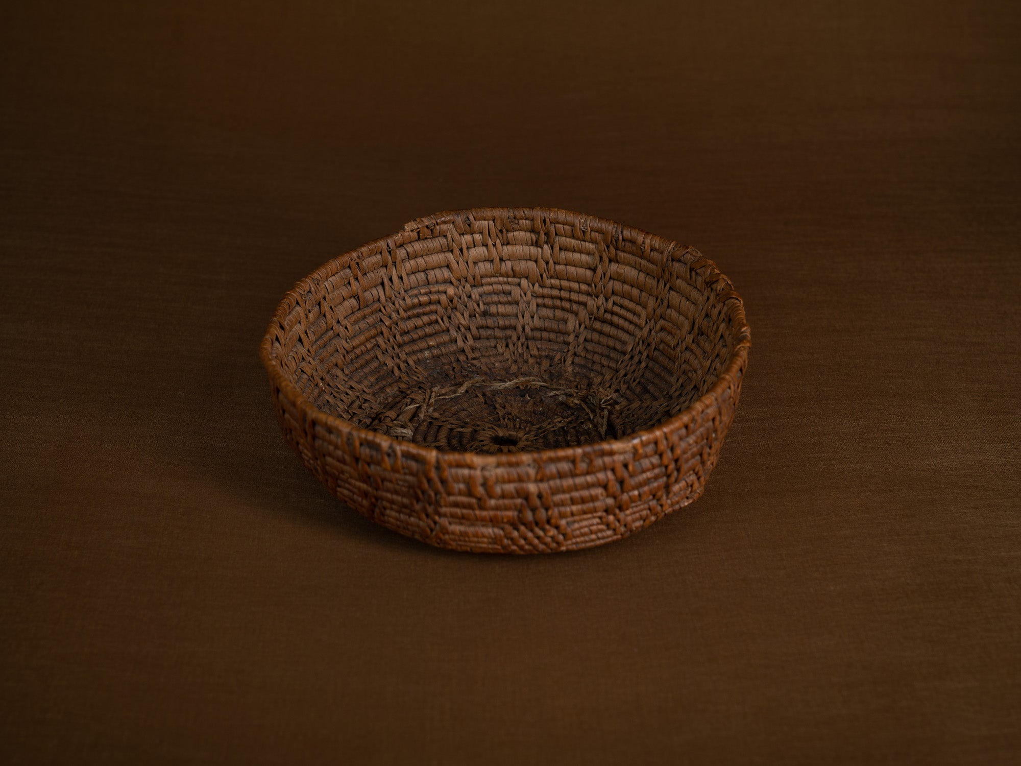 Coupe en vannerie de racine de bouleau, Suède (XIXe siècle)..Birch root basketry cup, Sweden (19th century)
