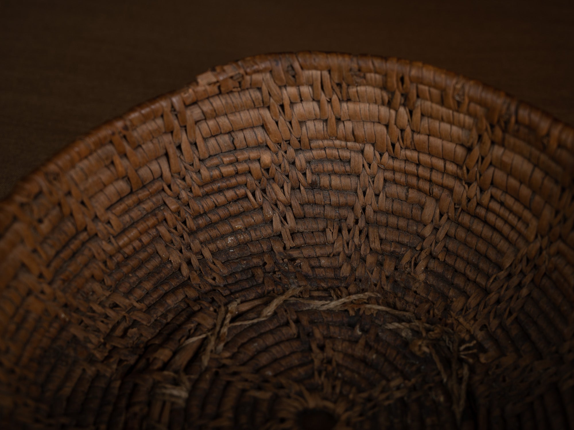 Coupe en vannerie de racine de bouleau, Suède (XIXe siècle)..Birch root basketry cup, Sweden (19th century)