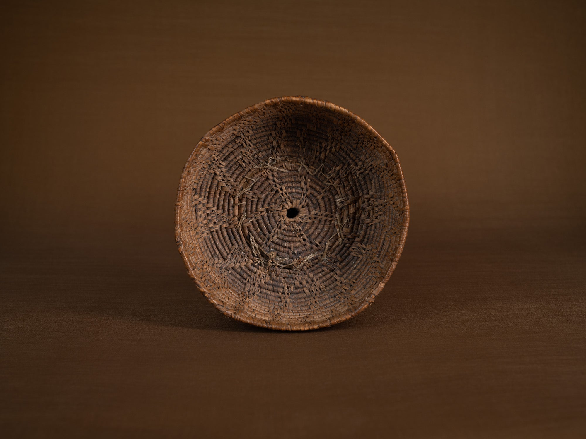 Coupe en vannerie de racine de bouleau, Suède (XIXe siècle)..Birch root basketry cup, Sweden (19th century)
