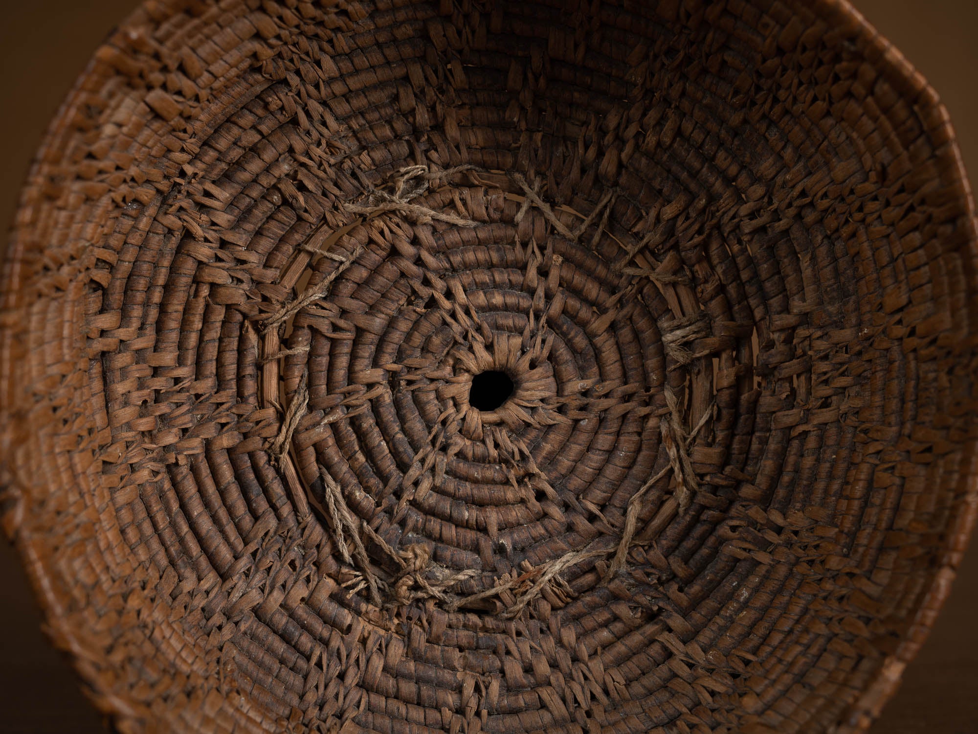 Coupe en vannerie de racine de bouleau, Suède (XIXe siècle)..Birch root basketry cup, Sweden (19th century)