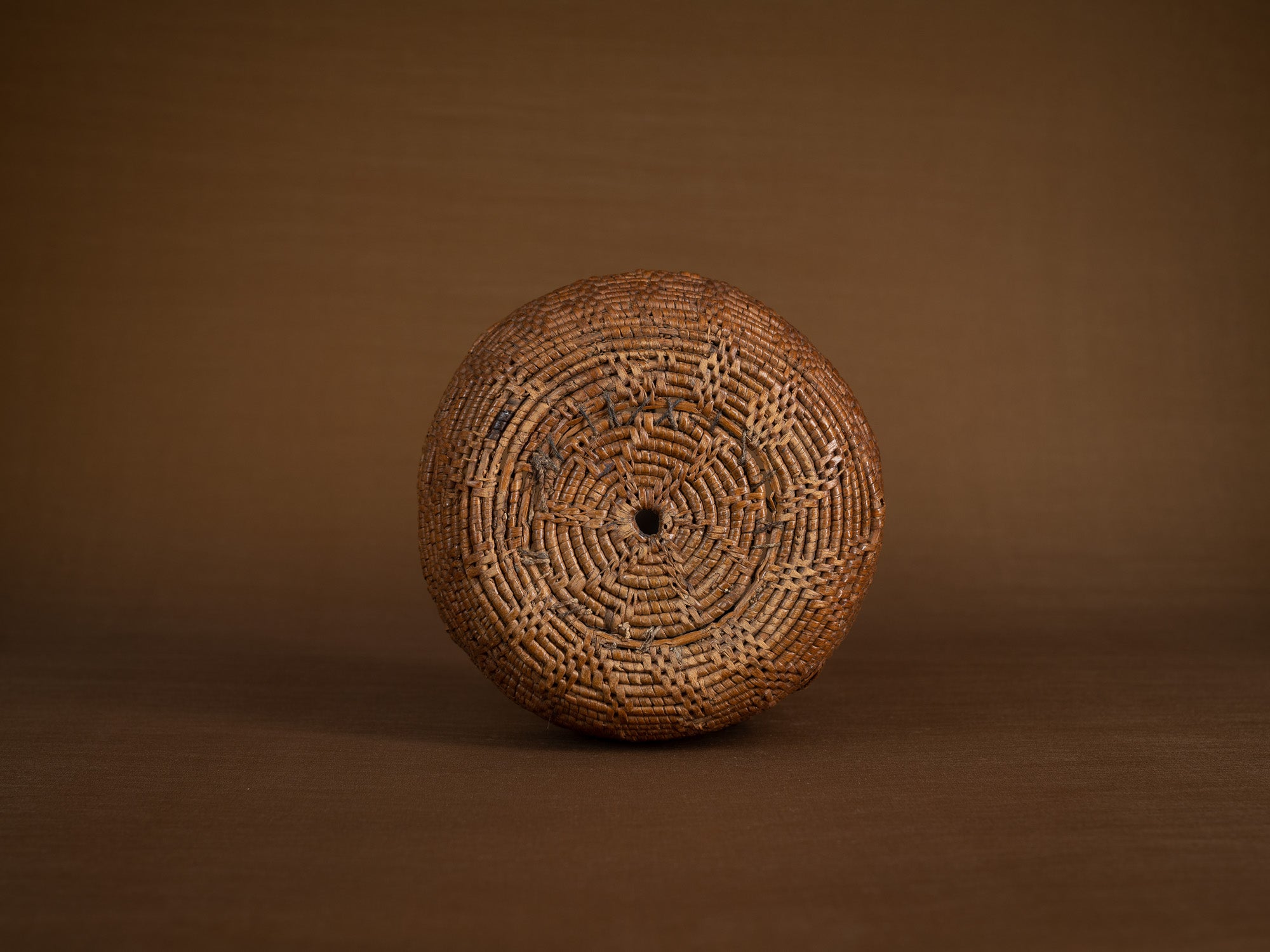 Coupe en vannerie de racine de bouleau, Suède (XIXe siècle)..Birch root basketry cup, Sweden (19th century)