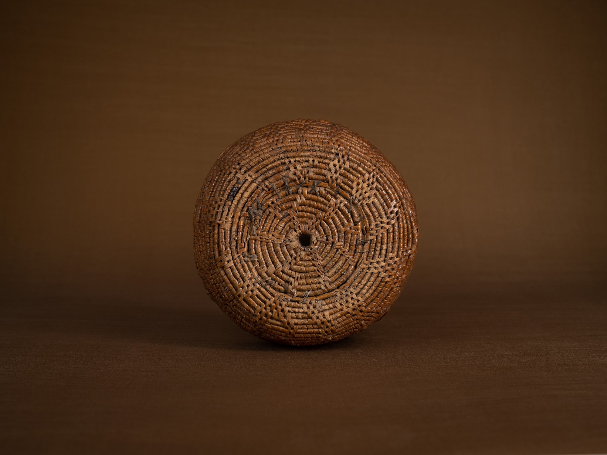 Coupe en vannerie de racine de bouleau, Suède (XIXe siècle)..Birch root basketry cup, Sweden (19th century)