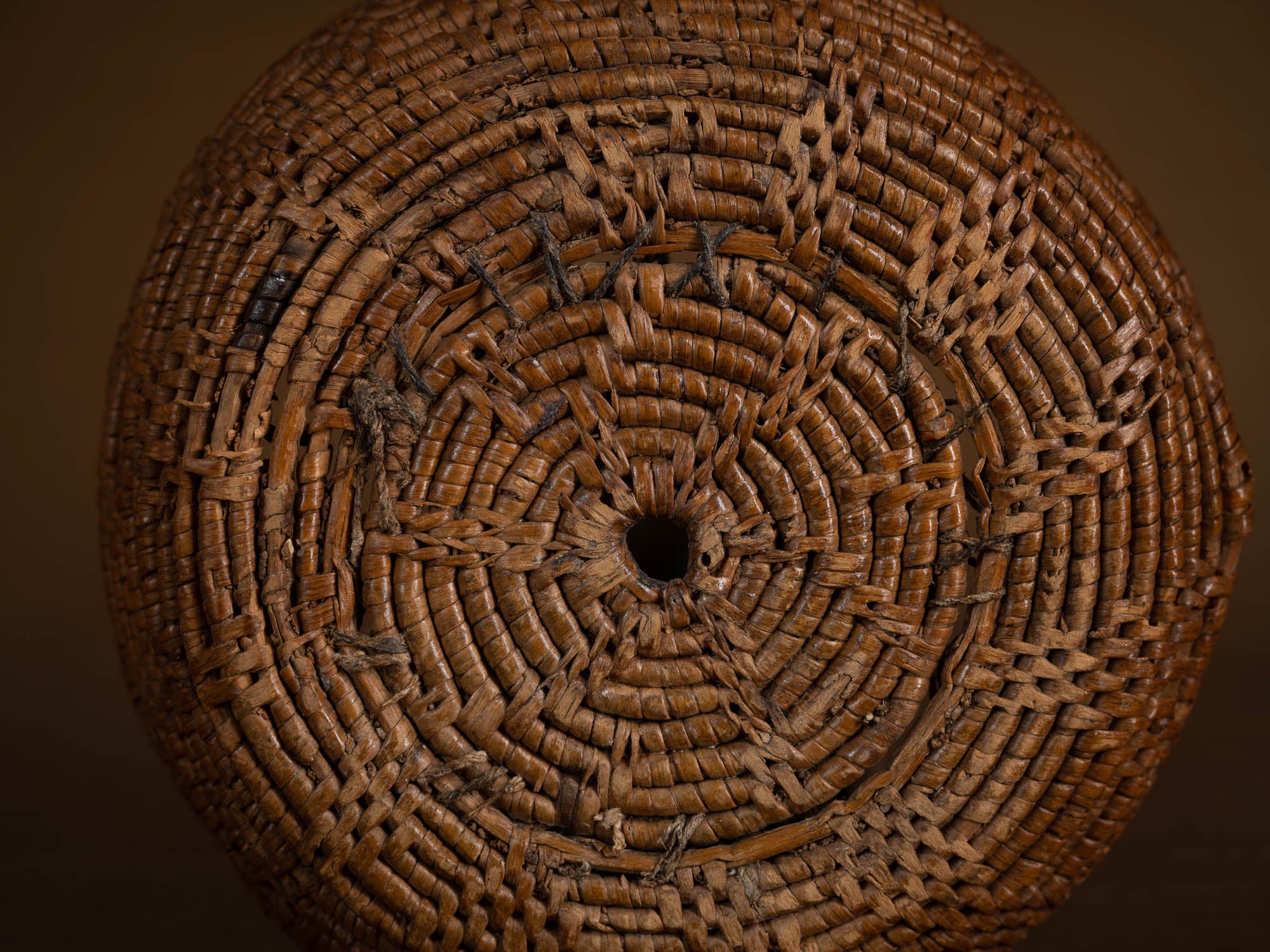 Coupe en vannerie de racine de bouleau, Suède (XIXe siècle)..Birch root basketry cup, Sweden (19th century)