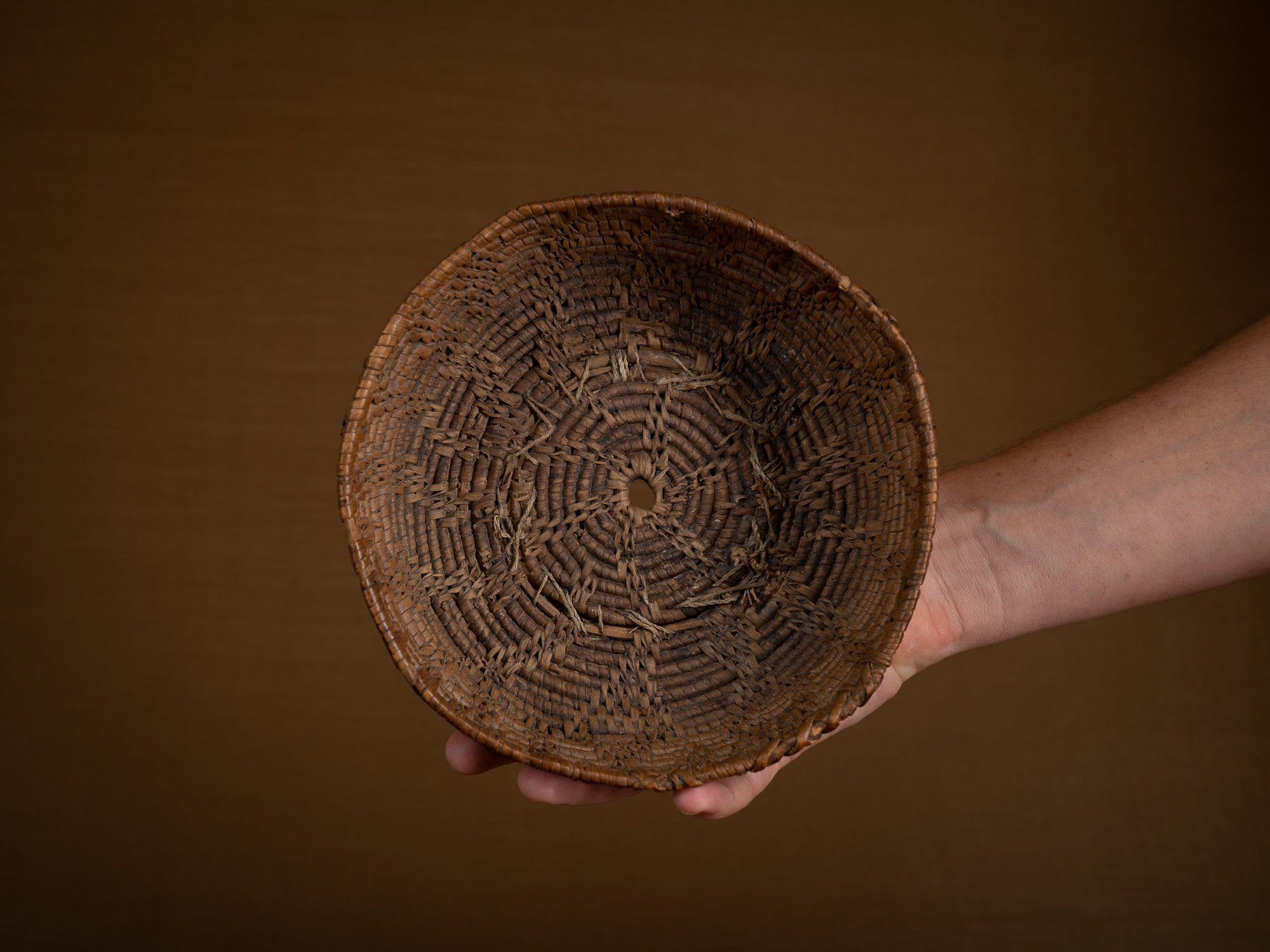 Coupe en vannerie de racine de bouleau, Suède (XIXe siècle)..Birch root basketry cup, Sweden (19th century)