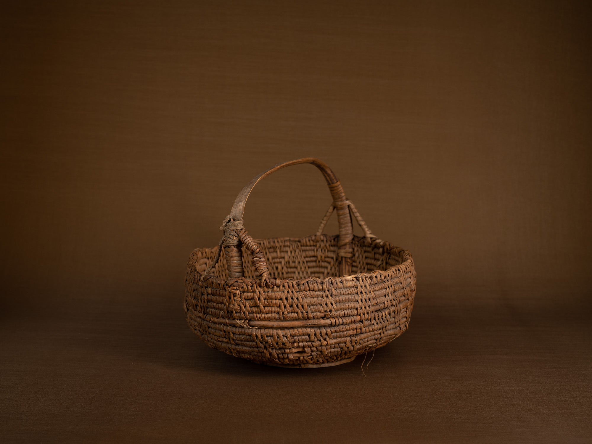 Rare panier ansé en vannerie de racine de bouleau, Suède (fin du XVIIIe / début du XIXe siècle)..Rare basket with handle in birch root basketwork, Sweden (Late 18th / early 19th century)