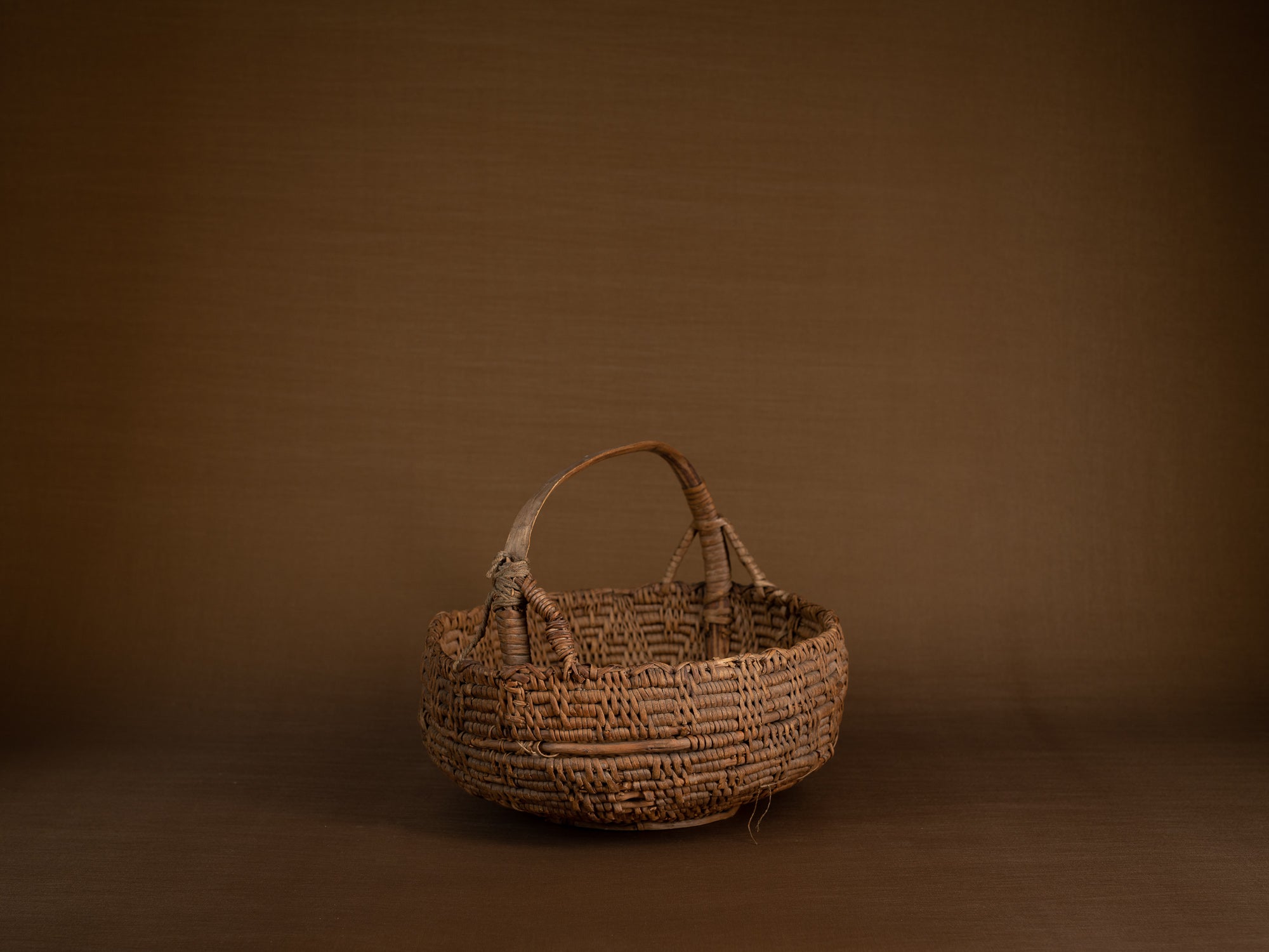 Rare panier ansé en vannerie de racine de bouleau, Suède (fin du XVIIIe / début du XIXe siècle)..Rare basket with handle in birch root basketwork, Sweden (Late 18th / early 19th century)