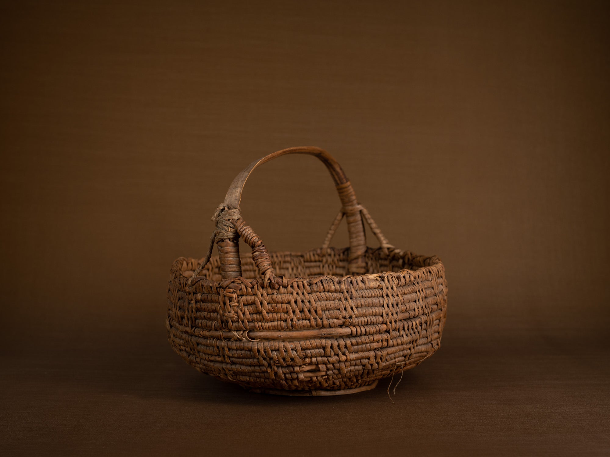 Rare panier ansé en vannerie de racine de bouleau, Suède (fin du XVIIIe / début du XIXe siècle)..Rare basket with handle in birch root basketwork, Sweden (Late 18th / early 19th century)