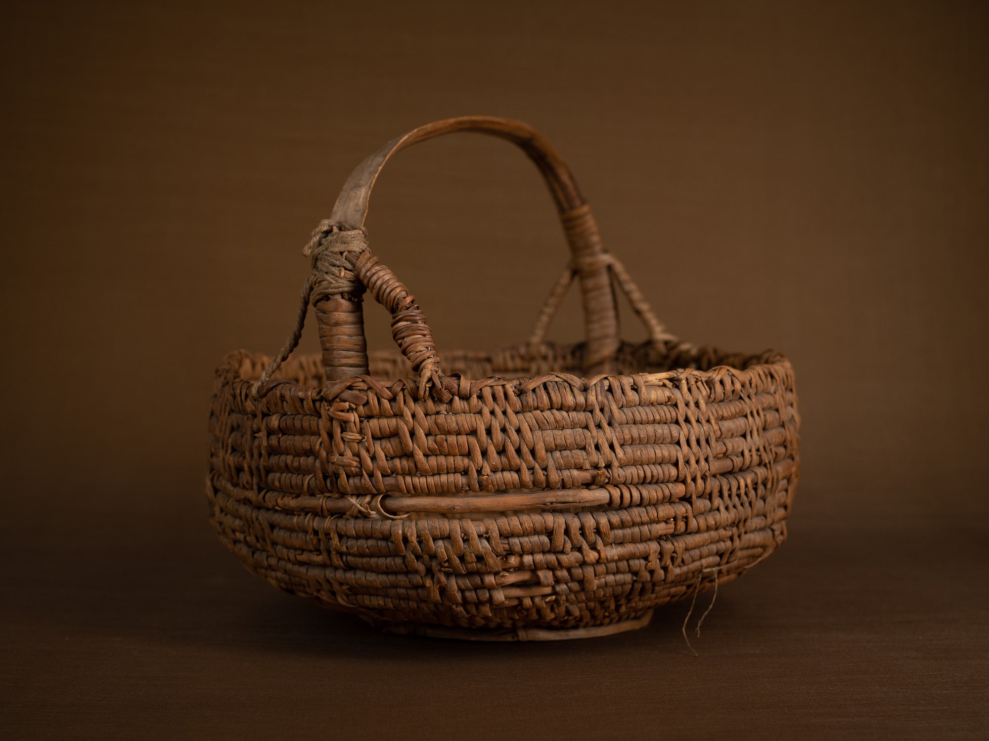 Rare panier ansé en vannerie de racine de bouleau, Suède (fin du XVIIIe / début du XIXe siècle)..Rare basket with handle in birch root basketwork, Sweden (Late 18th / early 19th century)