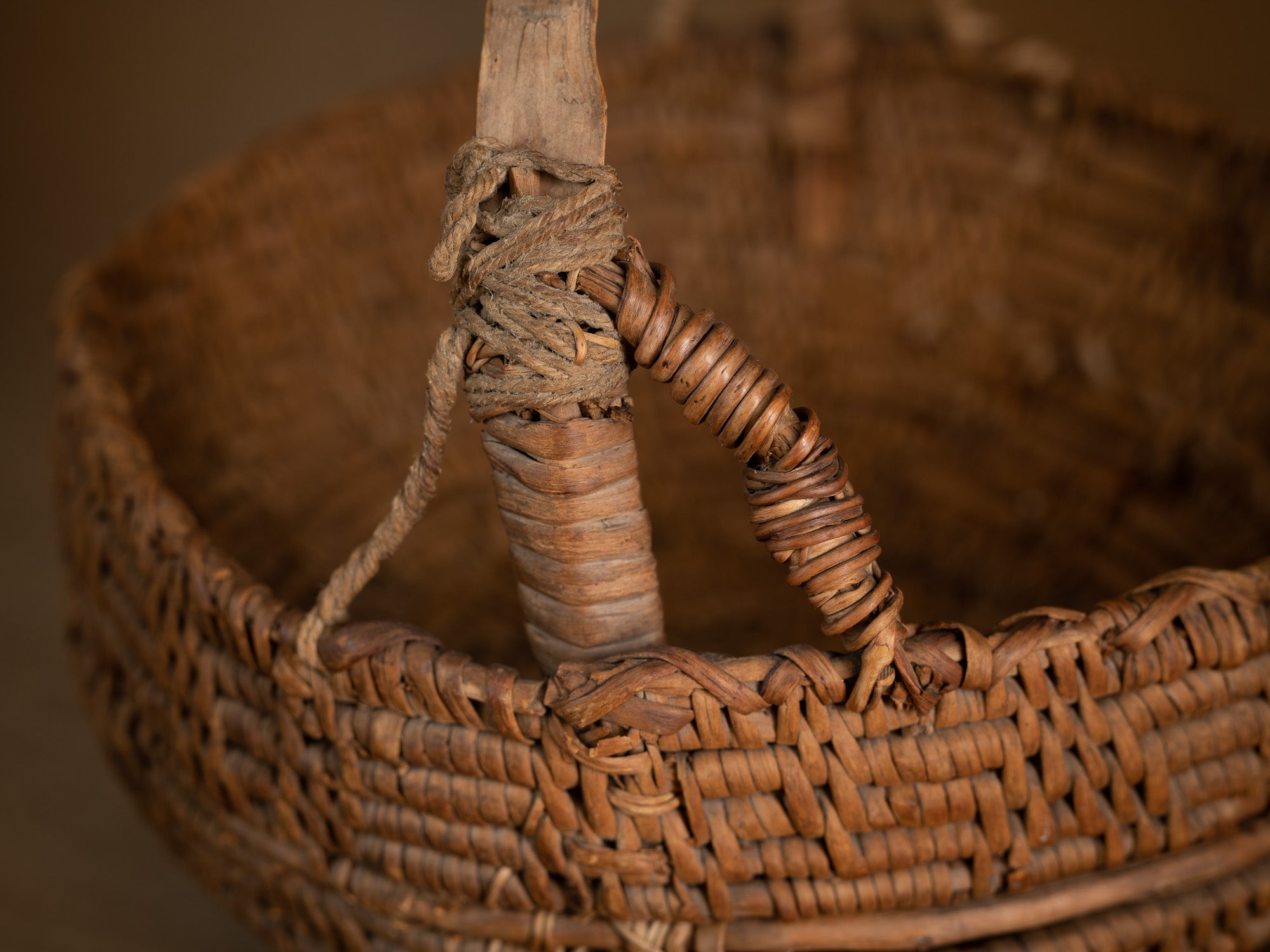 Rare panier ansé en vannerie de racine de bouleau, Suède (fin du XVIIIe / début du XIXe siècle)..Rare basket with handle in birch root basketwork, Sweden (Late 18th / early 19th century)