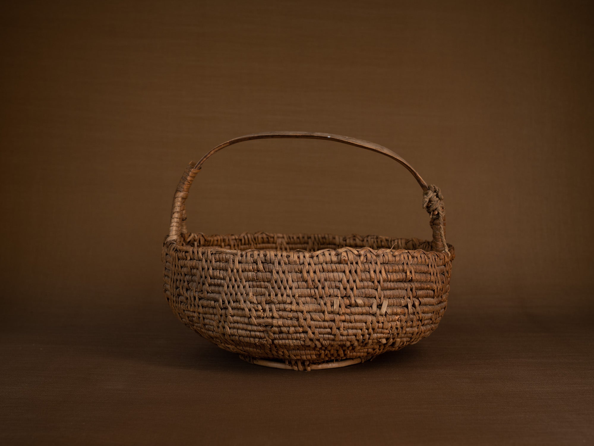 Rare panier ansé en vannerie de racine de bouleau, Suède (fin du XVIIIe / début du XIXe siècle)..Rare basket with handle in birch root basketwork, Sweden (Late 18th / early 19th century)