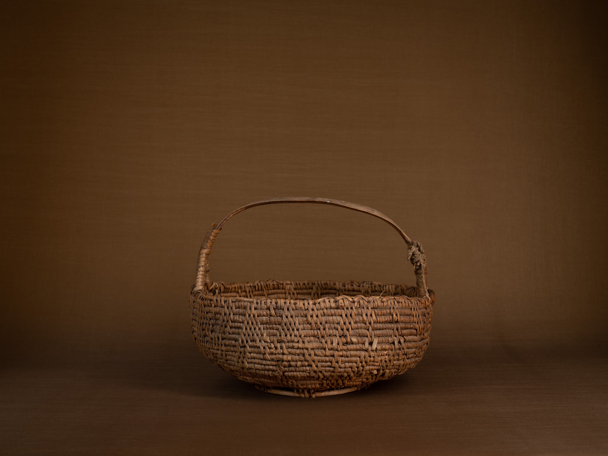 Rare panier ansé en vannerie de racine de bouleau, Suède (fin du XVIIIe / début du XIXe siècle)..Rare basket with handle in birch root basketwork, Sweden (Late 18th / early 19th century)