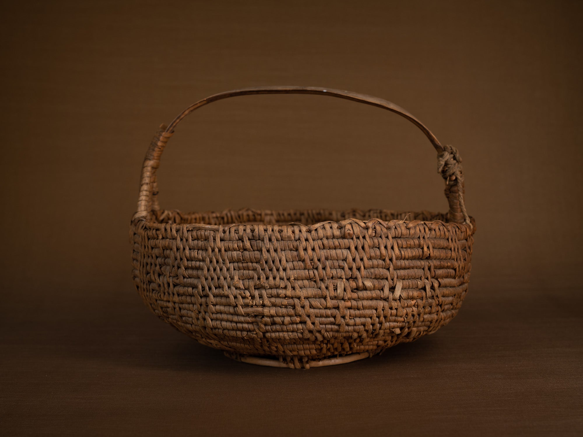 Rare panier ansé en vannerie de racine de bouleau, Suède (fin du XVIIIe / début du XIXe siècle)..Rare basket with handle in birch root basketwork, Sweden (Late 18th / early 19th century)