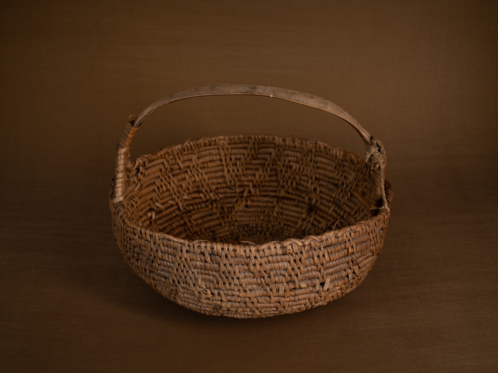 Rare panier ansé en vannerie de racine de bouleau, Suède (fin du XVIIIe / début du XIXe siècle)..Rare basket with handle in birch root basketwork, Sweden (Late 18th / early 19th century)