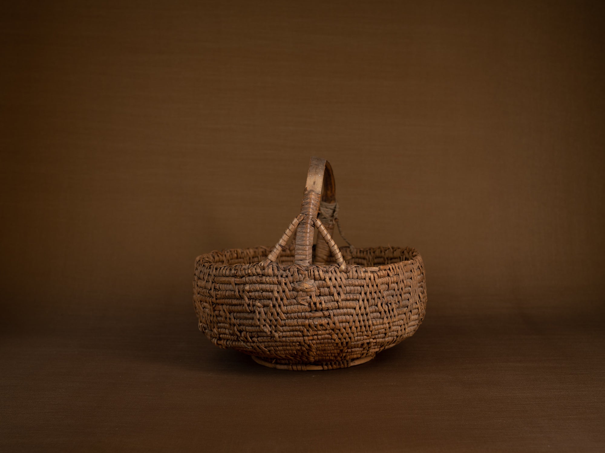 Rare panier ansé en vannerie de racine de bouleau, Suède (fin du XVIIIe / début du XIXe siècle)..Rare basket with handle in birch root basketwork, Sweden (Late 18th / early 19th century)