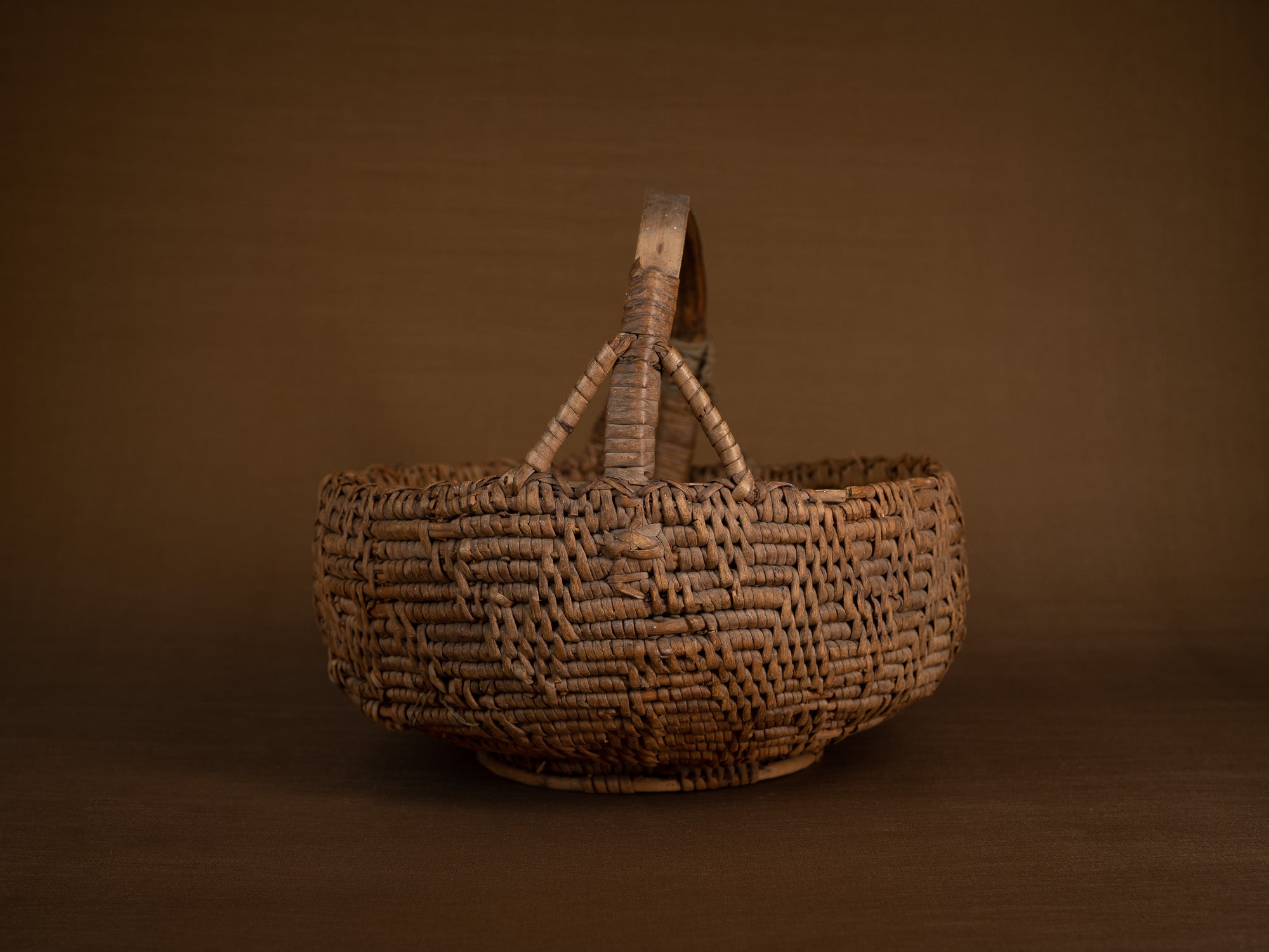Rare panier ansé en vannerie de racine de bouleau, Suède (fin du XVIIIe / début du XIXe siècle)..Rare basket with handle in birch root basketwork, Sweden (Late 18th / early 19th century)