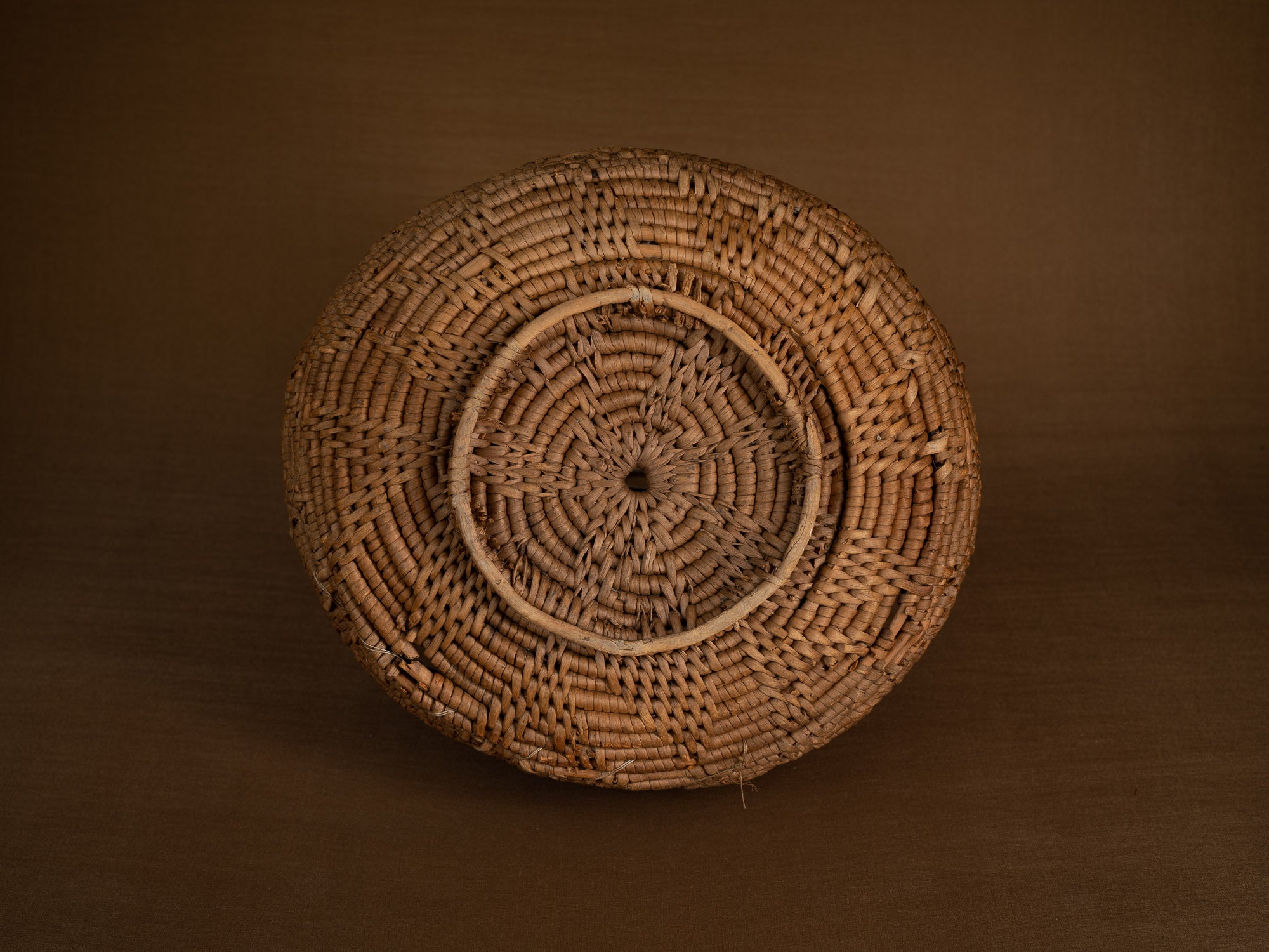 Rare panier ansé en vannerie de racine de bouleau, Suède (fin du XVIIIe / début du XIXe siècle)..Rare basket with handle in birch root basketwork, Sweden (Late 18th / early 19th century)