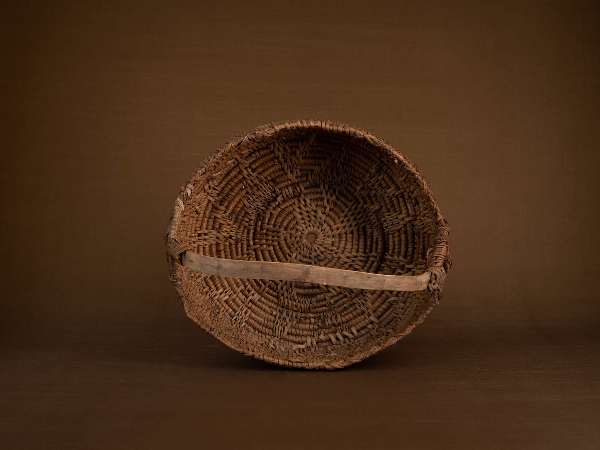 Rare panier ansé en vannerie de racine de bouleau, Suède (fin du XVIIIe / début du XIXe siècle)..Rare basket with handle in birch root basketwork, Sweden (Late 18th / early 19th century)