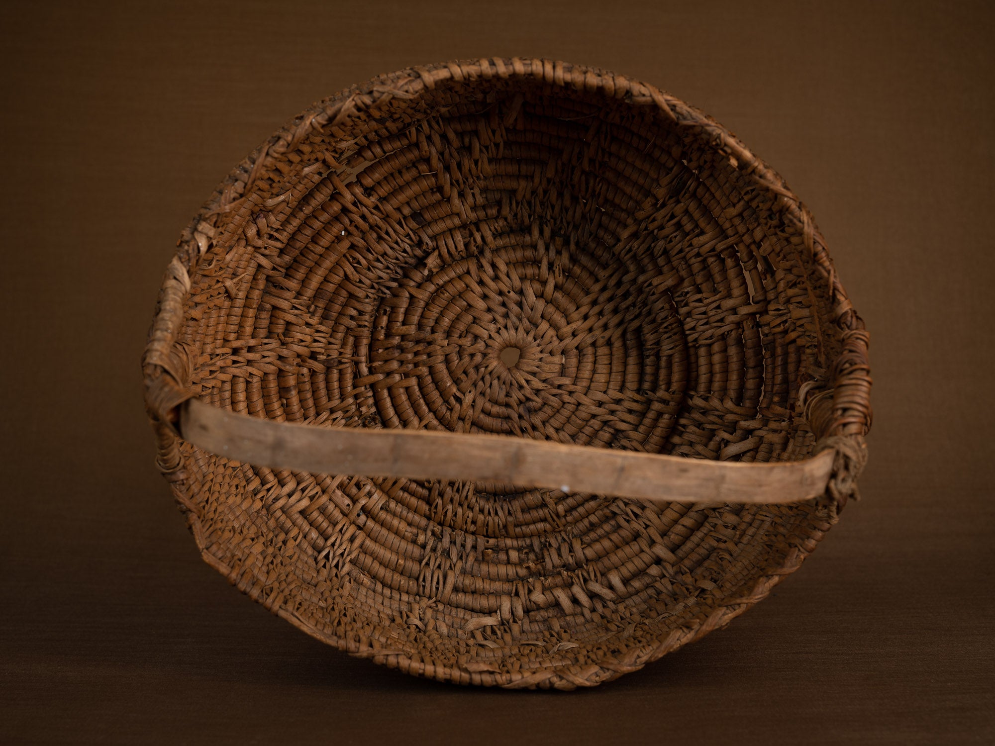 Rare panier ansé en vannerie de racine de bouleau, Suède (fin du XVIIIe / début du XIXe siècle)..Rare basket with handle in birch root basketwork, Sweden (Late 18th / early 19th century)