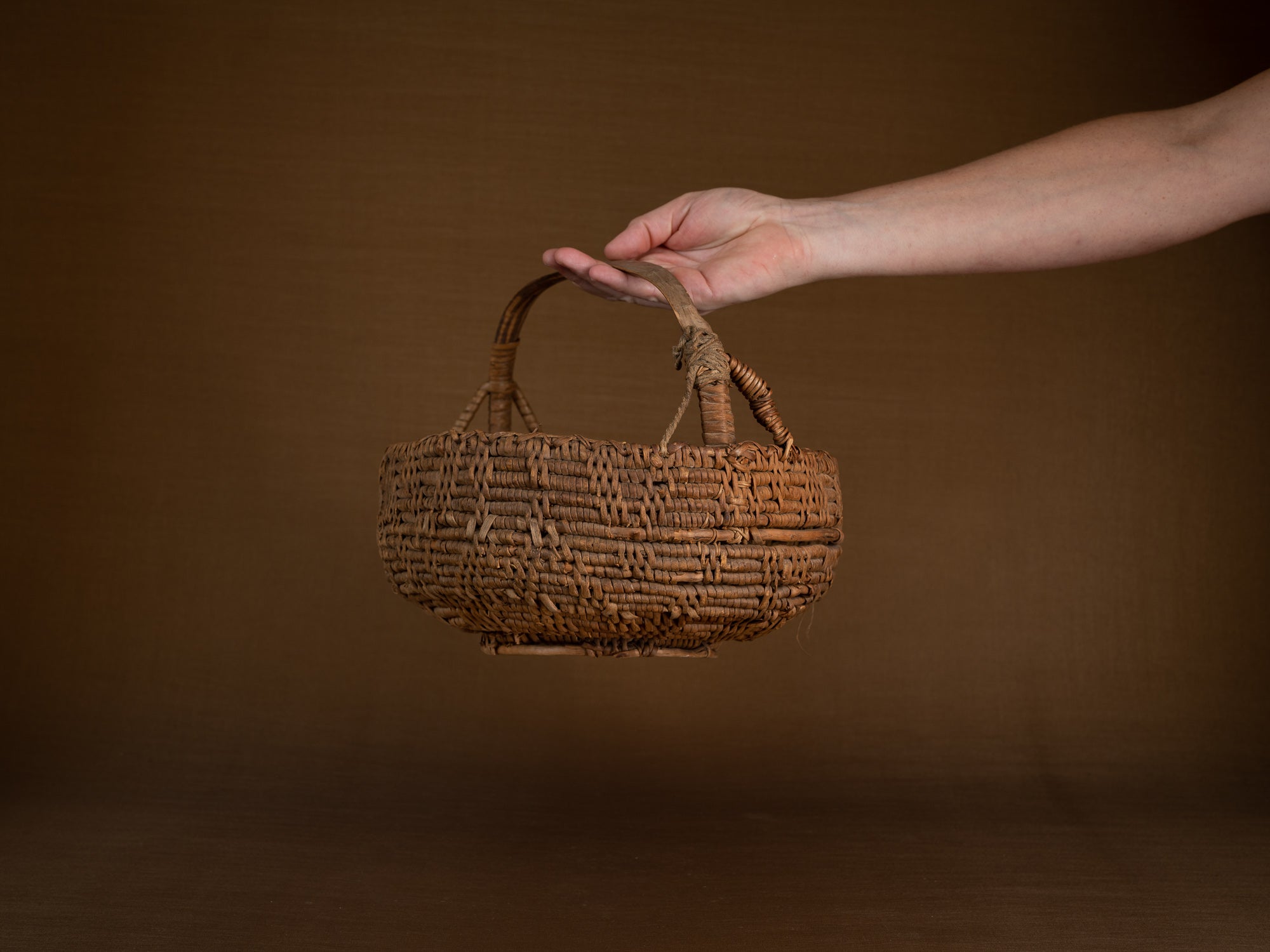 Rare panier ansé en vannerie de racine de bouleau, Suède (fin du XVIIIe / début du XIXe siècle)..Rare basket with handle in birch root basketwork, Sweden (Late 18th / early 19th century)