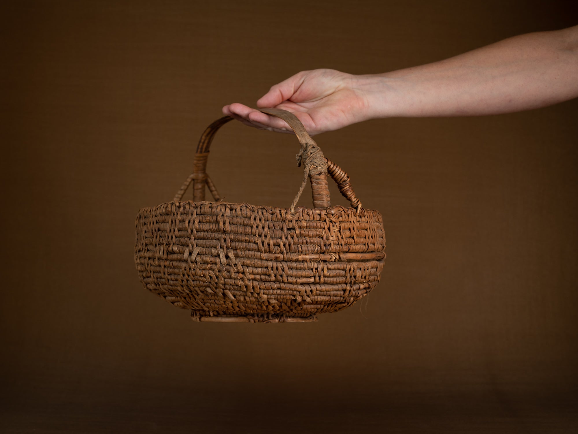 Rare panier ansé en vannerie de racine de bouleau, Suède (fin du XVIIIe / début du XIXe siècle)..Rare basket with handle in birch root basketwork, Sweden (Late 18th / early 19th century)