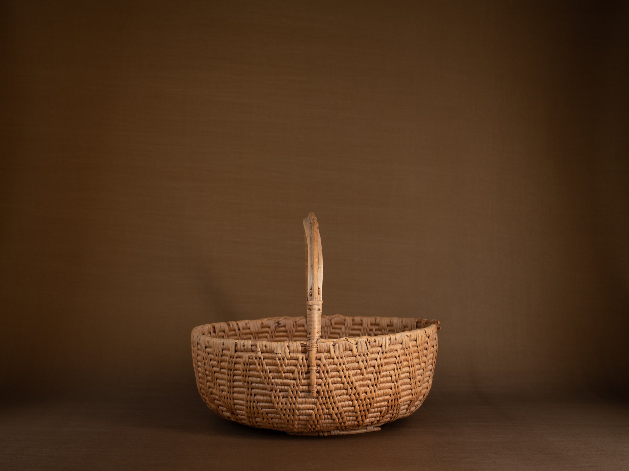 Large panier ansé en vannerie de racine de bouleau, Suède (XIXe siècle)..Large handle basket in birch root basketry, Sweden (19th century)