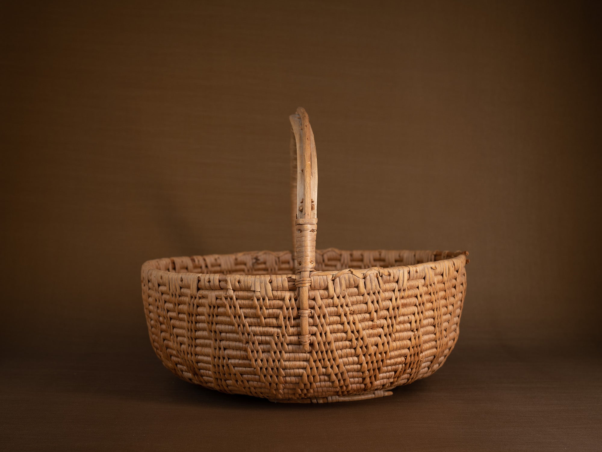 Large panier ansé en vannerie de racine de bouleau, Suède (XIXe siècle)..Large handle basket in birch root basketry, Sweden (19th century)