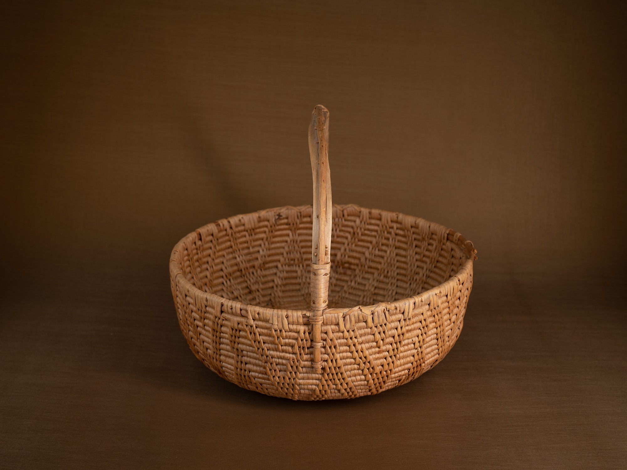 Large panier ansé en vannerie de racine de bouleau, Suède (XIXe siècle)..Large handle basket in birch root basketry, Sweden (19th century)